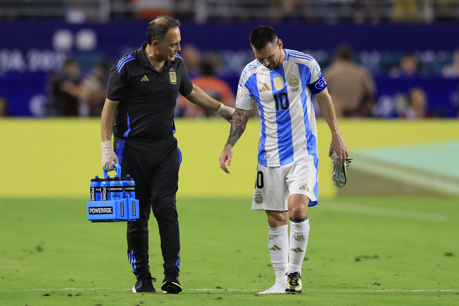 Lionel Messi de Argentina reacciona al salir del campo luego de sufrir una lesión durante el partido final de la CONMEBOL Copa América 2024 entre Argentina y Colombia en el Hard Rock Stadium.
Foto: AFP