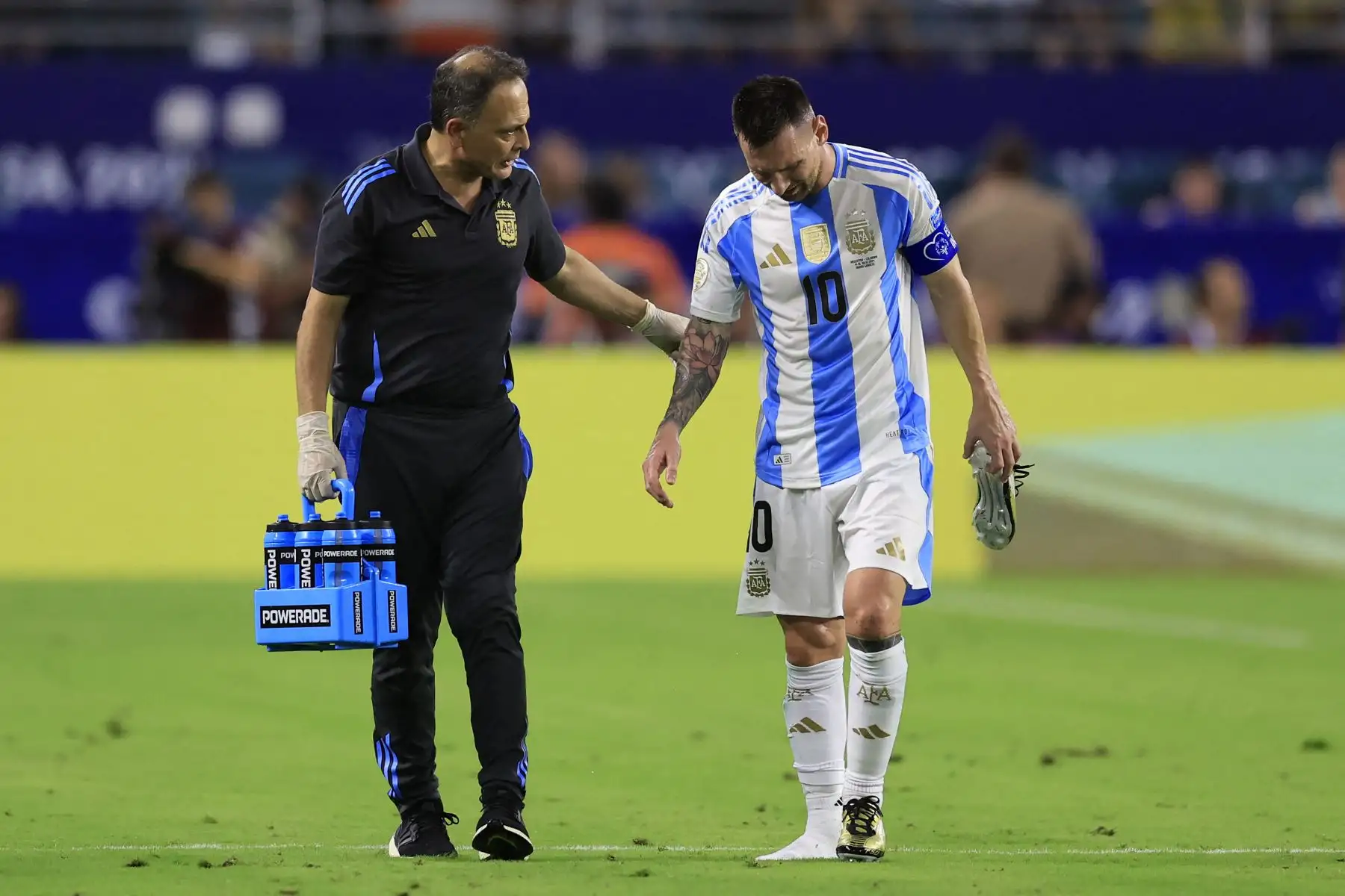 Lionel Messi de Argentina reacciona al salir del campo luego de sufrir una lesión durante el partido final de la CONMEBOL Copa América 2024 entre Argentina y Colombia en el Hard Rock Stadium.
Foto: AFP