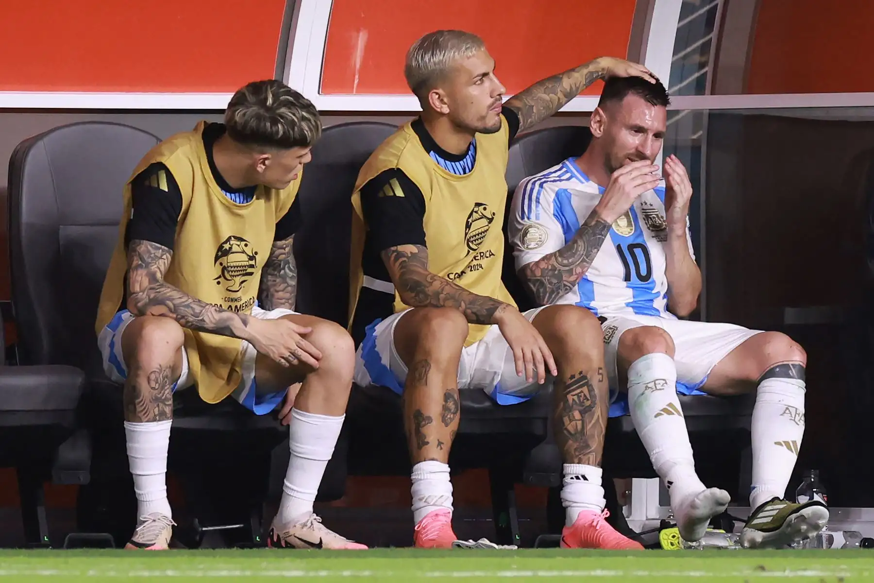 Lionel Messi de Argentina reacciona después de una lesión durante el partido final de la CONMEBOL Copa América 2024 entre Argentina y Colombia en el Hard Rock Stadium.
Foto: AFP