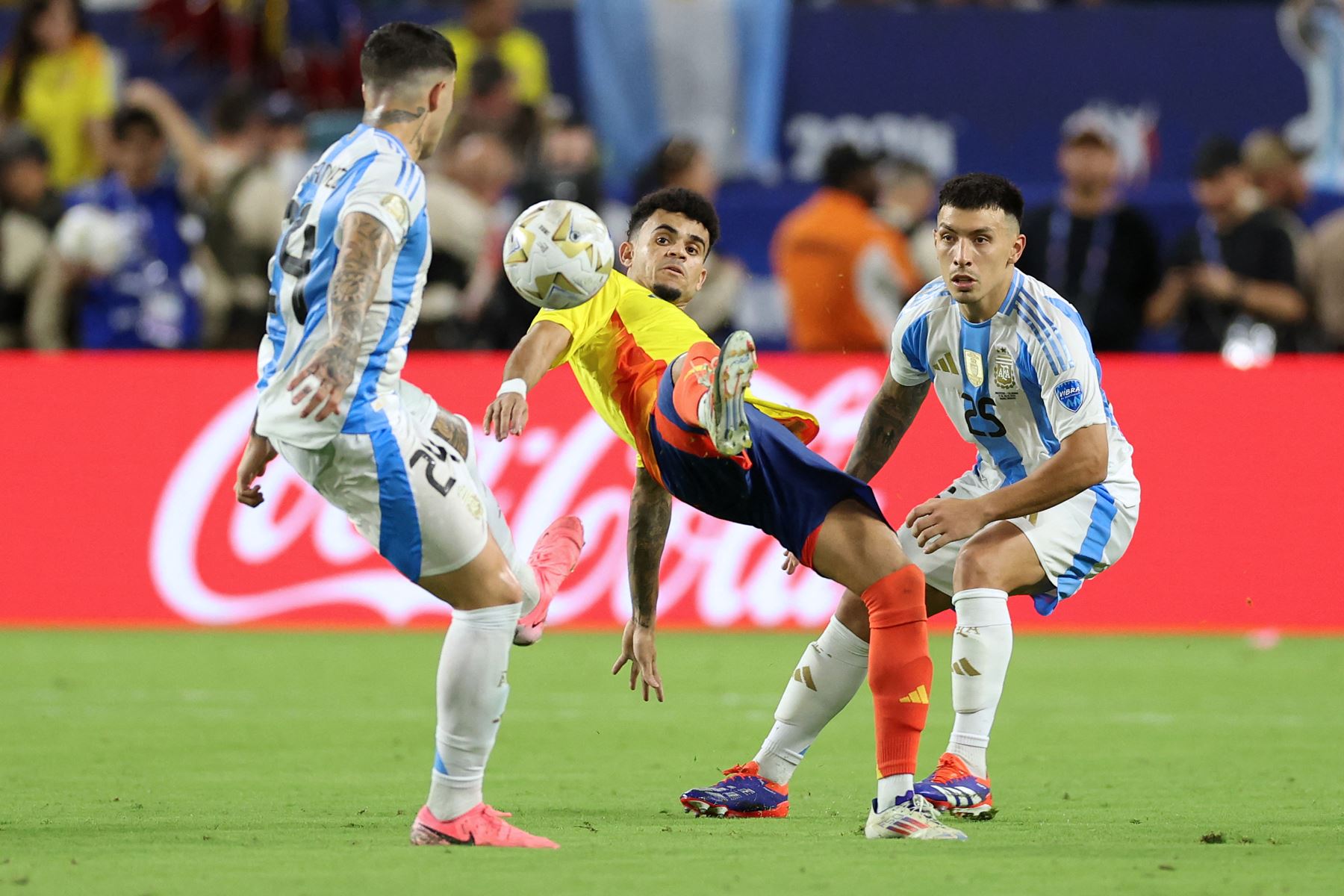 El delantero colombiano,  Luis Díaz lucha por el balón con el mediocampista argentino , Enzo Fernández y el defensor argentino #25 Lisandro Martínez durante el partido de fútbol final del torneo Conmebol Copa América 2024 entre Argentina y Colombia en el Hard Rock Stadium, en Miami. Florida.
Foto: AFP