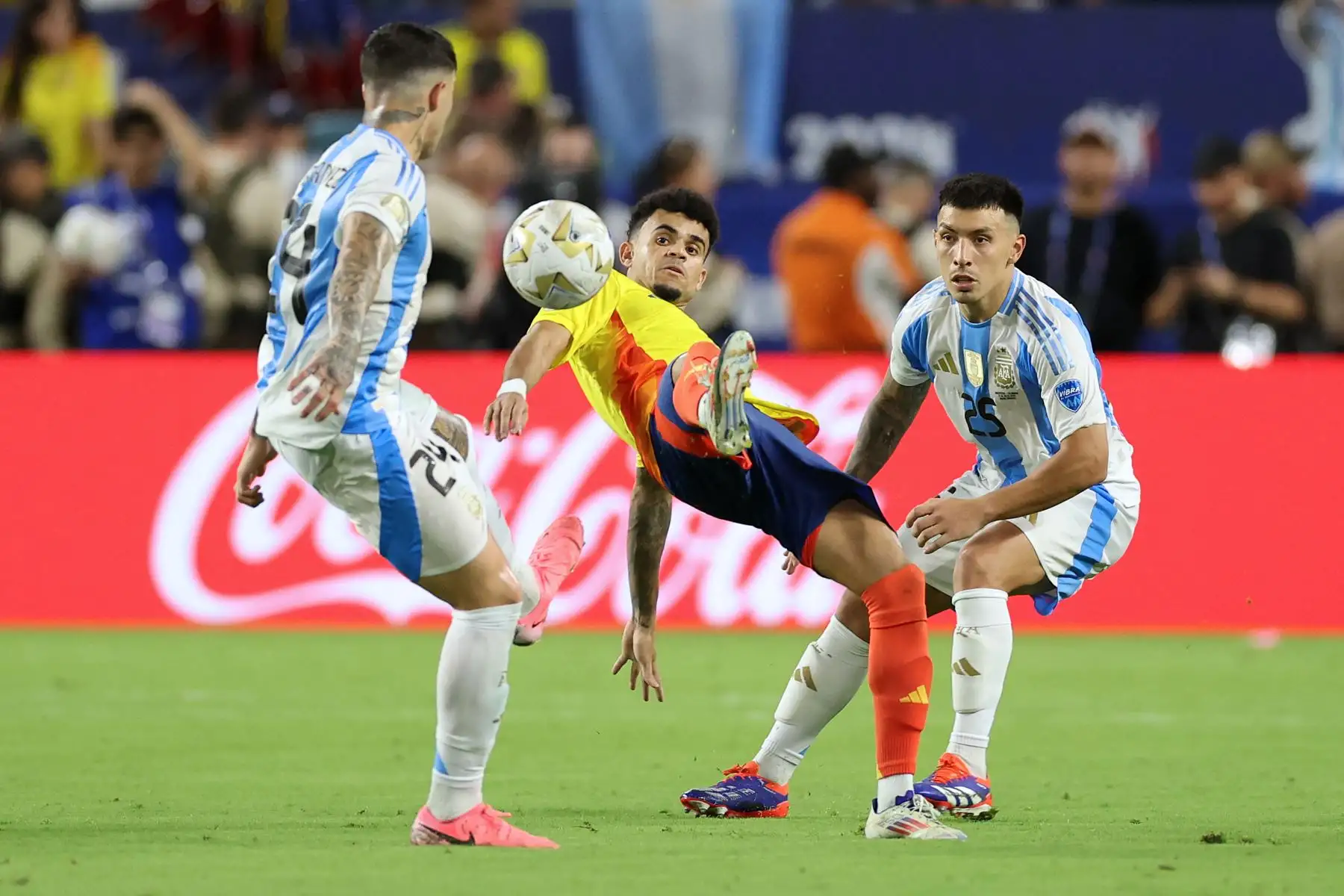 El delantero colombiano,  Luis Díaz lucha por el balón con el mediocampista argentino , Enzo Fernández y el defensor argentino #25 Lisandro Martínez durante el partido de fútbol final del torneo Conmebol Copa América 2024 entre Argentina y Colombia en el Hard Rock Stadium, en Miami. Florida.
Foto: AFP
