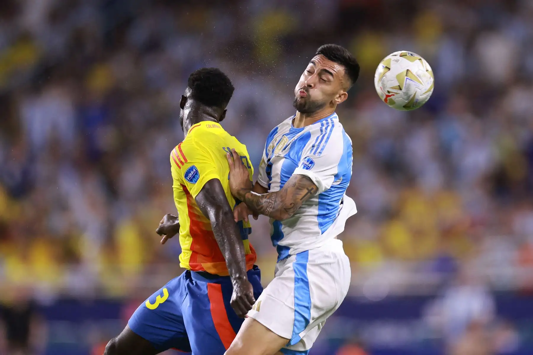 Jhon Lucumi de Colombia lucha por la posesión con Nicolás González de Argentina durante el partido final de la CONMEBOL Copa América 2024 entre Argentina y Colombia en el Hard Rock Stadium.
Foto: AFP