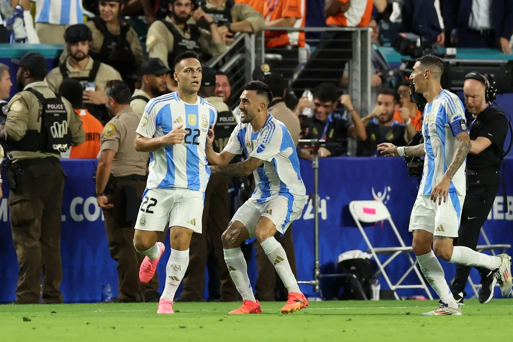 El delantero argentino , Lautaro Martínez, celebra marcar el primer gol de su equipo durante el partido de fútbol final del torneo Conmebol Copa América 2024 entre Argentina y Colombia en el Hard Rock Stadium, en Miami, Florida.
Foto: AFP