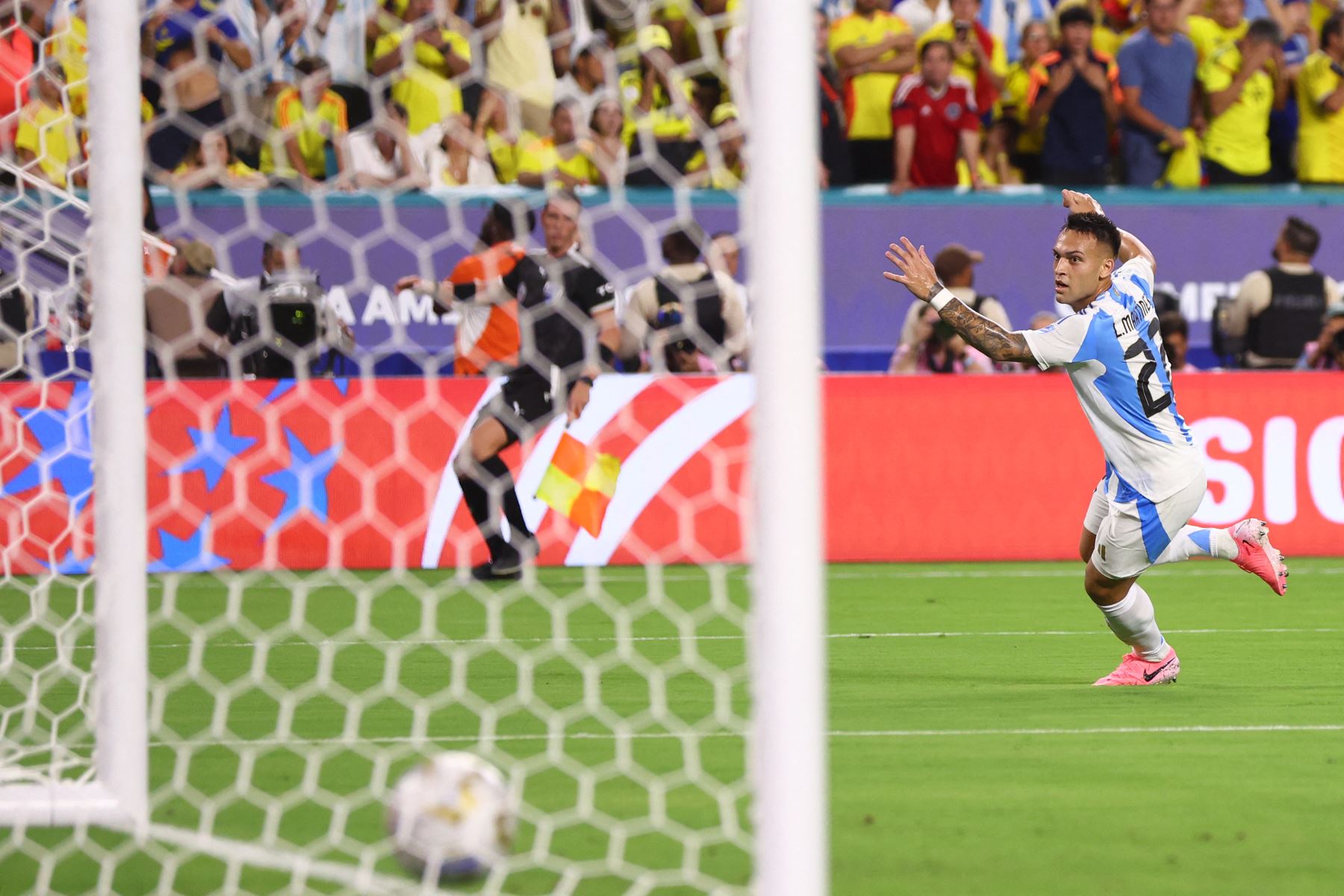 Lautaro Martínez de Argentina celebra después de anotar el primer gol del equipo durante el partido final de la CONMEBOL Copa América 2024 entre Argentina y Colombia en el Hard Rock Stadium.
Foto: AFP