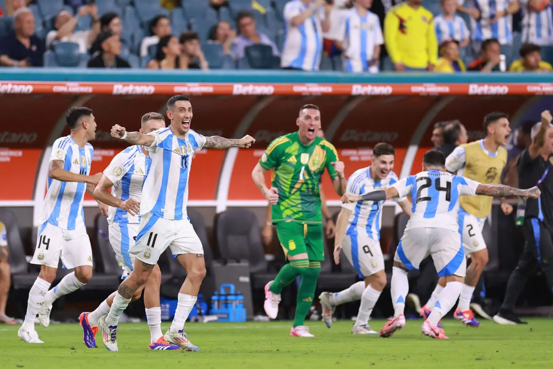 Angel Di María de Argentina celebra la victoria después del partido final de la CONMEBOL Copa América 2024 entre Argentina y Colombia en el Hard Rock Stadium.
Foto: AFP