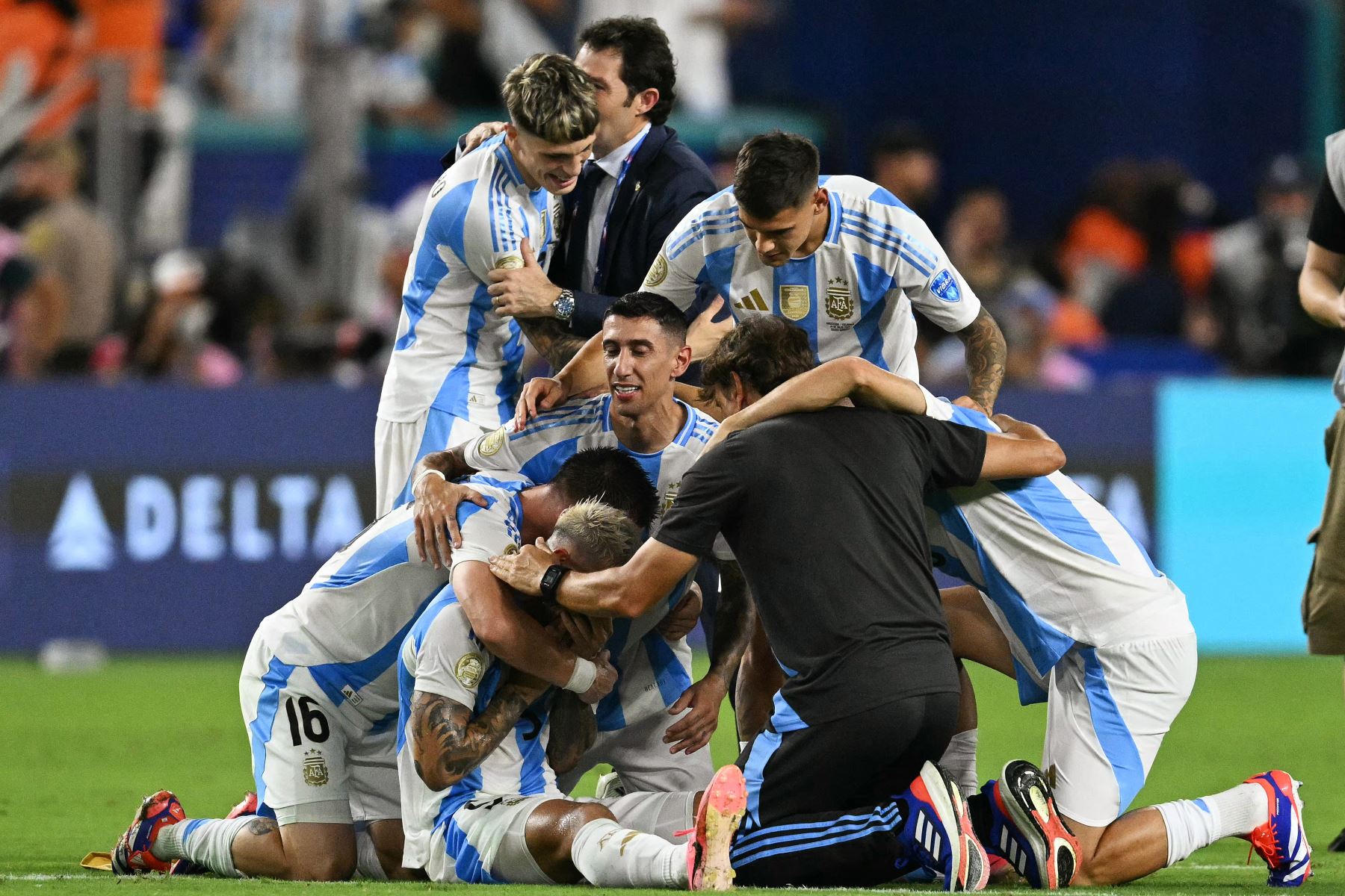 Los jugadores de Argentina celebran después de ganar el partido de fútbol final del torneo Conmebol Copa América 2024 entre Argentina y Colombia en el Hard Rock Stadium, en Miami, Florida.
Foto: AFP