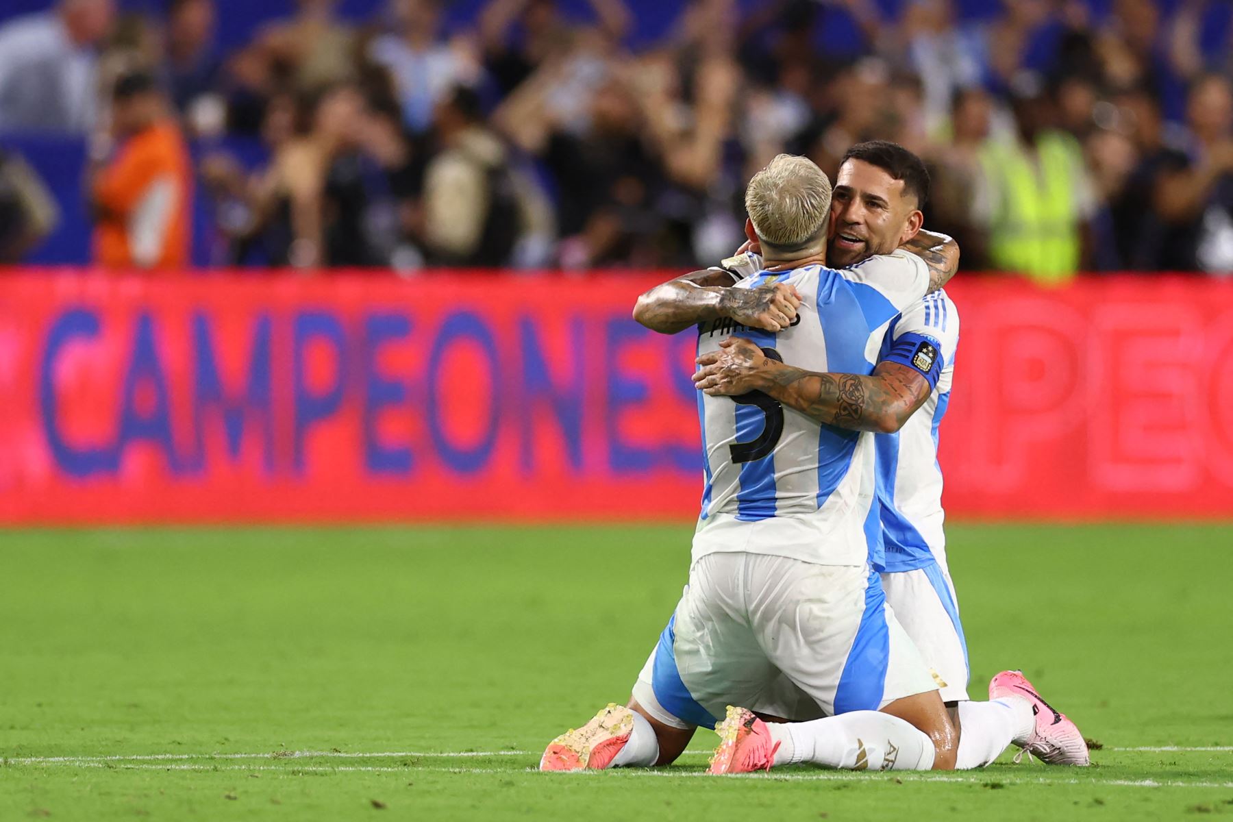 Nicolás Tagliafico de Argentina y Nicolás Otamendi de Argentina celebran tras la victoria del equipo durante el partido final de la CONMEBOL Copa América 2024 entre Argentina y Colombia en el Hard Rock Stadium.
Foto: AFP