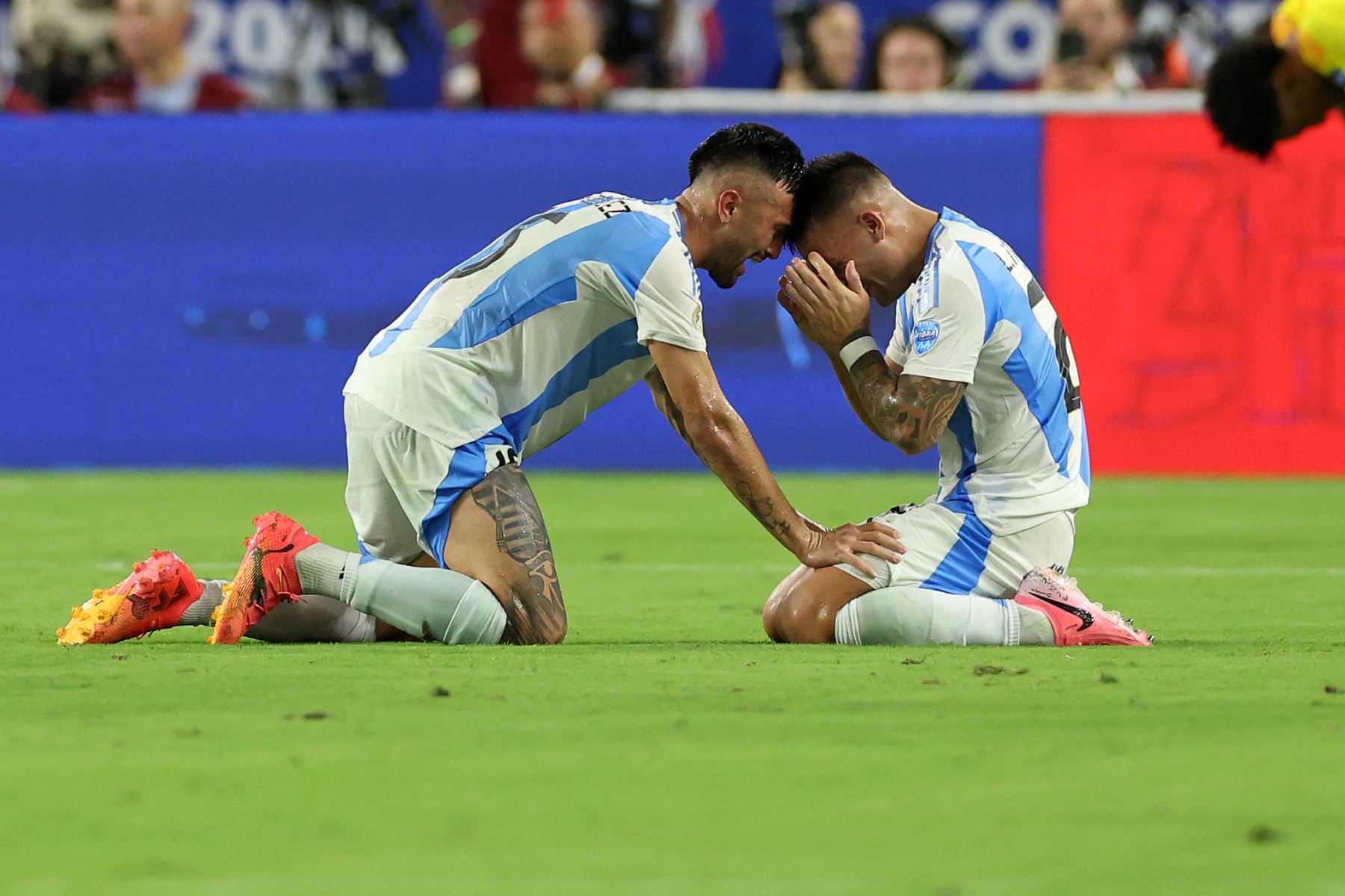 El defensor argentino, Lisandro Martínez  y el delantero argentino #22 Lautaro Martínez celebran después de ganar el partido de fútbol final del torneo Conmebol Copa América 2024 entre Argentina y Colombia en el Hard Rock Stadium, en Miami, Florida.
Foto: AFP