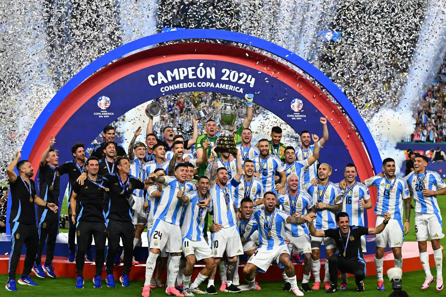 El delantero argentino Lionel Messi levanta el trofeo mientras celebra haber ganado la final del torneo de fútbol Conmebol Copa América 2024 entre Argentina y Colombia en el Hard Rock Stadium, en Miami, Florida.
Foto: AFP