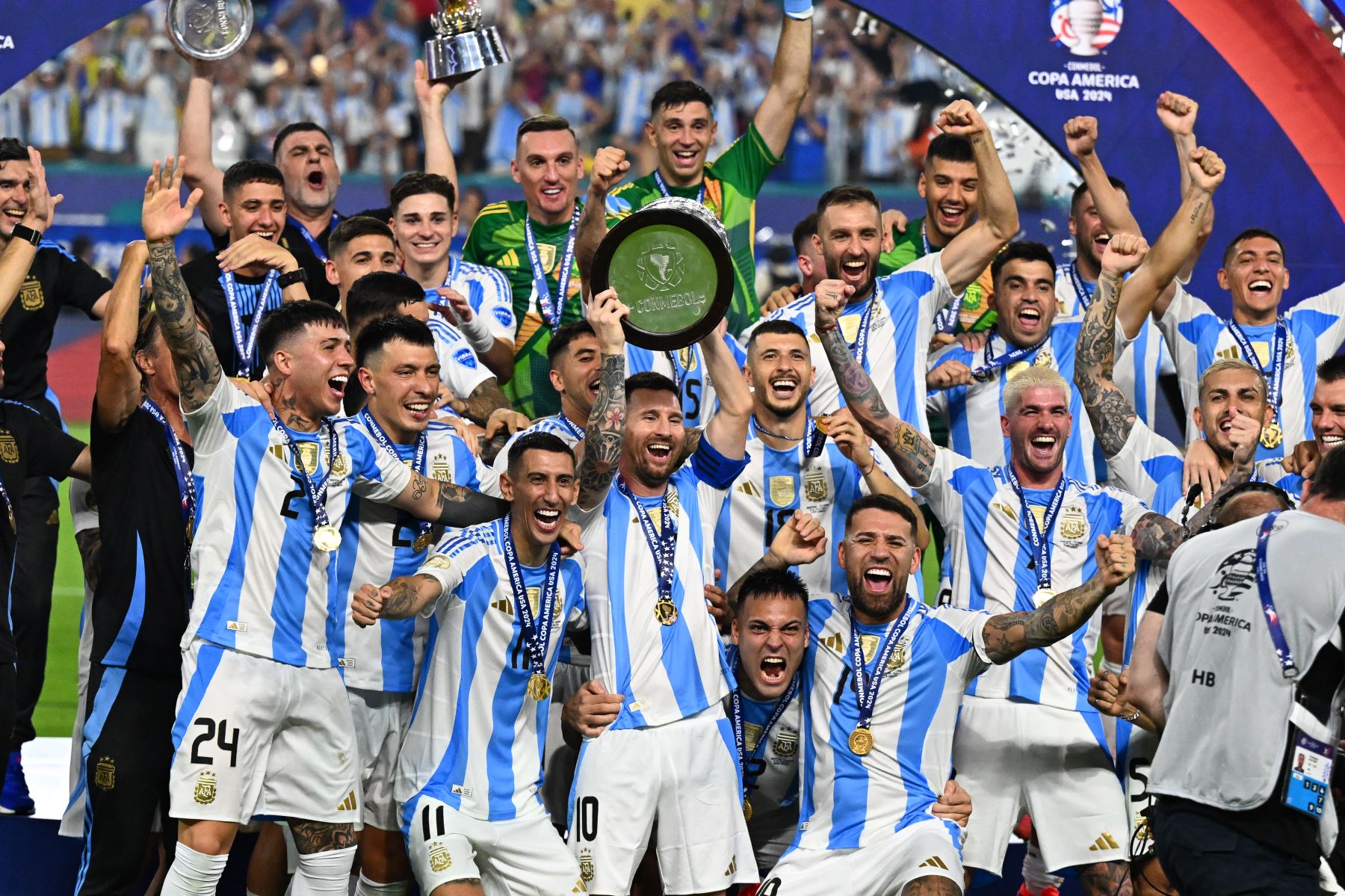 El delantero argentino Lionel Messi levanta el trofeo mientras celebra haber ganado la final del torneo de fútbol Conmebol Copa América 2024 entre Argentina y Colombia en el Hard Rock Stadium, en Miami, Florida.
Foto: AFP