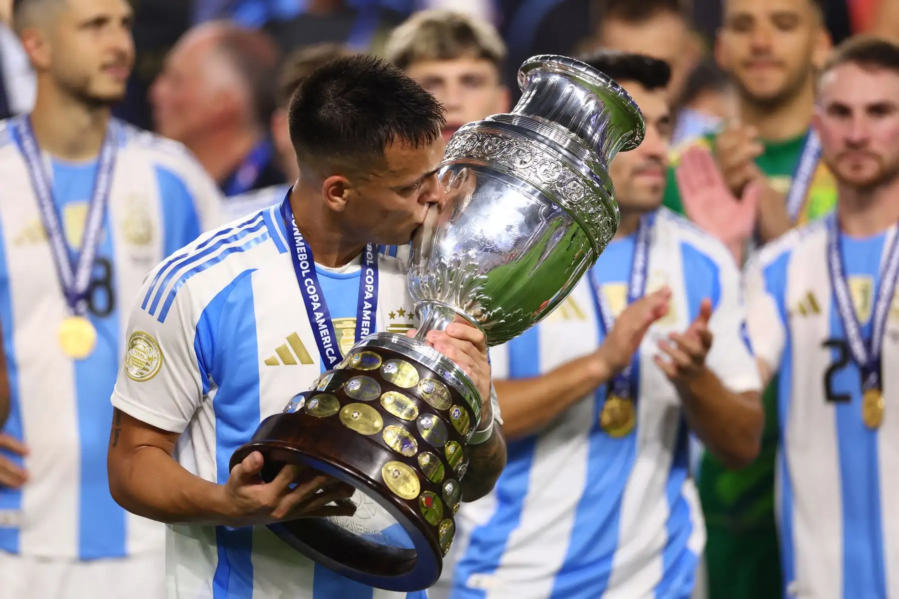 Lautaro Martanez de Argentina besa el trofeo después de la victoria en el partido final de la CONMEBOL Copa América 2024 entre Argentina y Colombia en el Hard Rock Stadium.
Foto: AFP