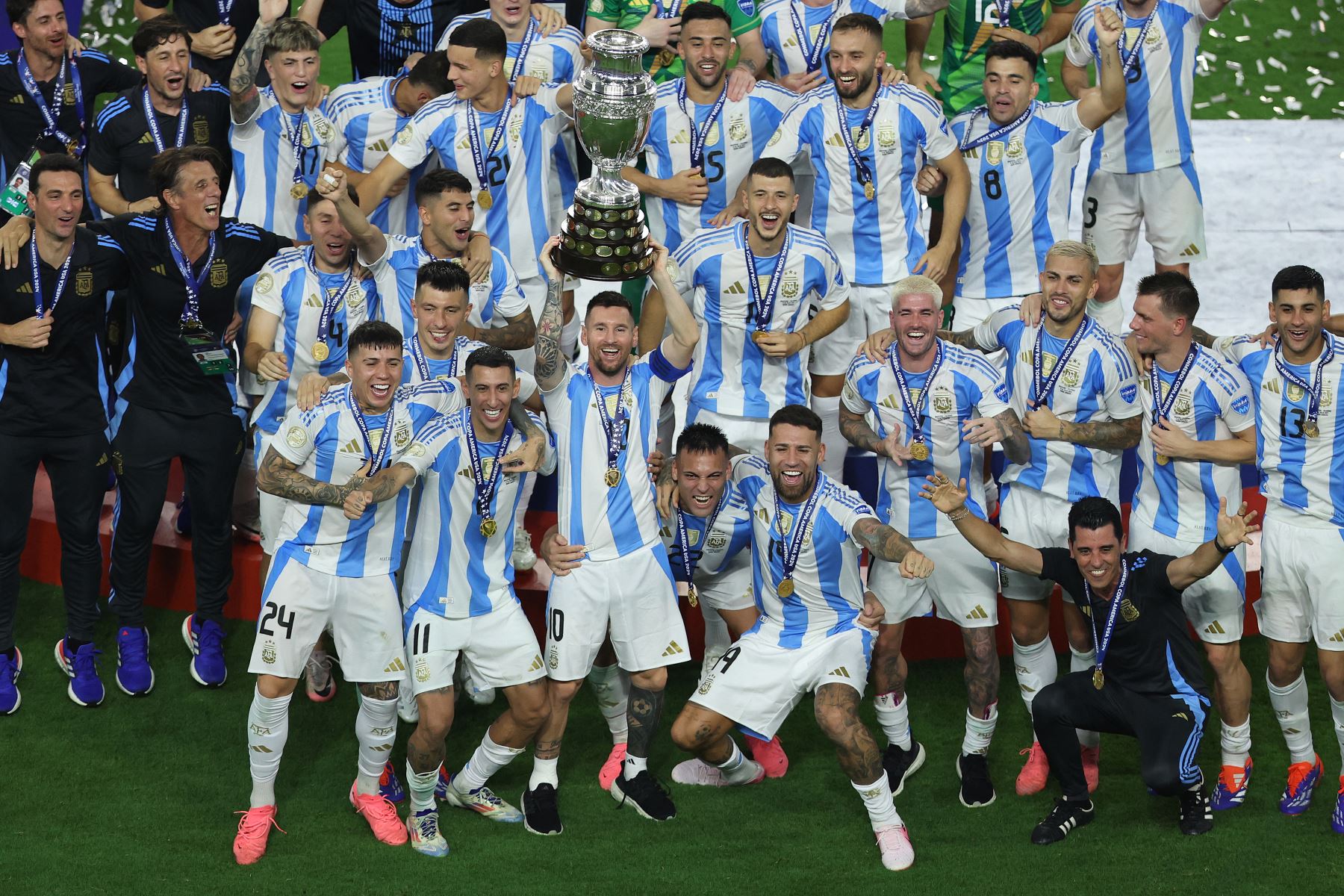 Lionel Messi de Argentina celebra con el trofeo tras la victoria del equipo durante el partido final de la CONMEBOL Copa América 2024 entre Argentina y Colombia en el Hard Rock Stadium.
Foto: AFP