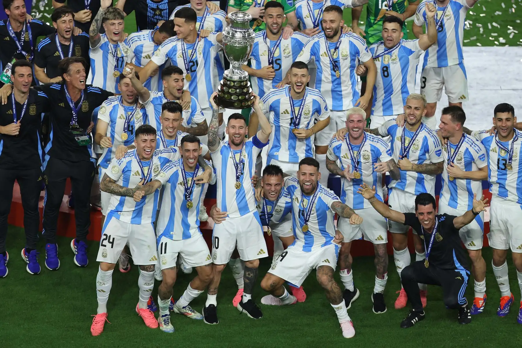 Lionel Messi de Argentina celebra con el trofeo tras la victoria del equipo durante el partido final de la CONMEBOL Copa América 2024 entre Argentina y Colombia en el Hard Rock Stadium.
Foto: AFP