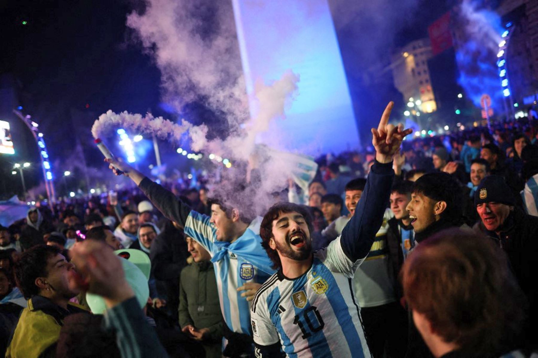 Miles de argentinos celebraron en torno al Obelisco en Buenos Aires la madrugada de este lunes la consagración de la selección de Lionel Messi como bicampeona de la Copa América al vencer 1-0 a Colombia, en una final electrizante definida en el alargue. Foto: AFP