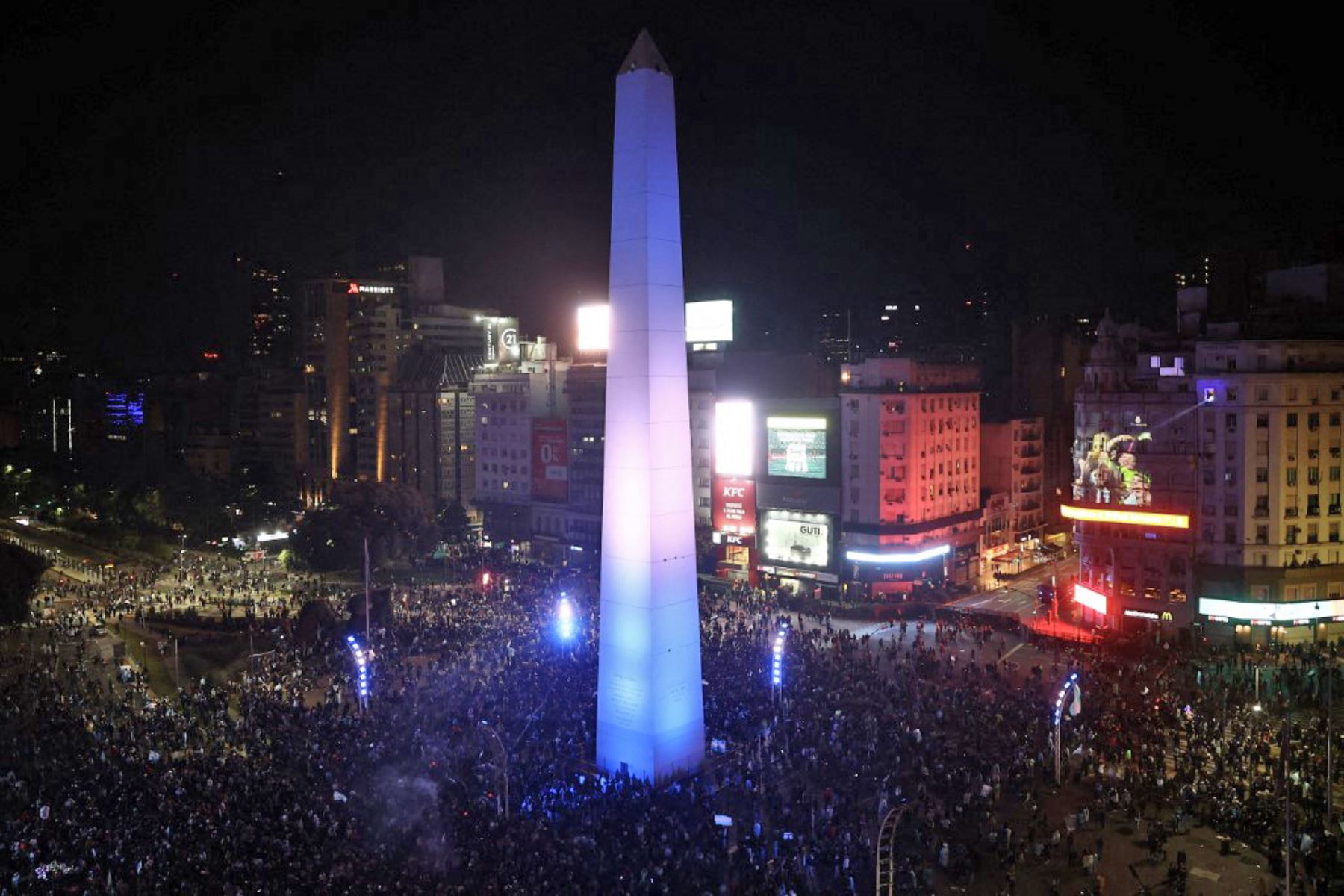 Miles de argentinos celebraron en torno al Obelisco en Buenos Aires la madrugada de este lunes la consagración de la selección de Lionel Messi como bicampeona de la Copa América al vencer 1-0 a Colombia, en una final electrizante definida en el alargue. Foto: AFP