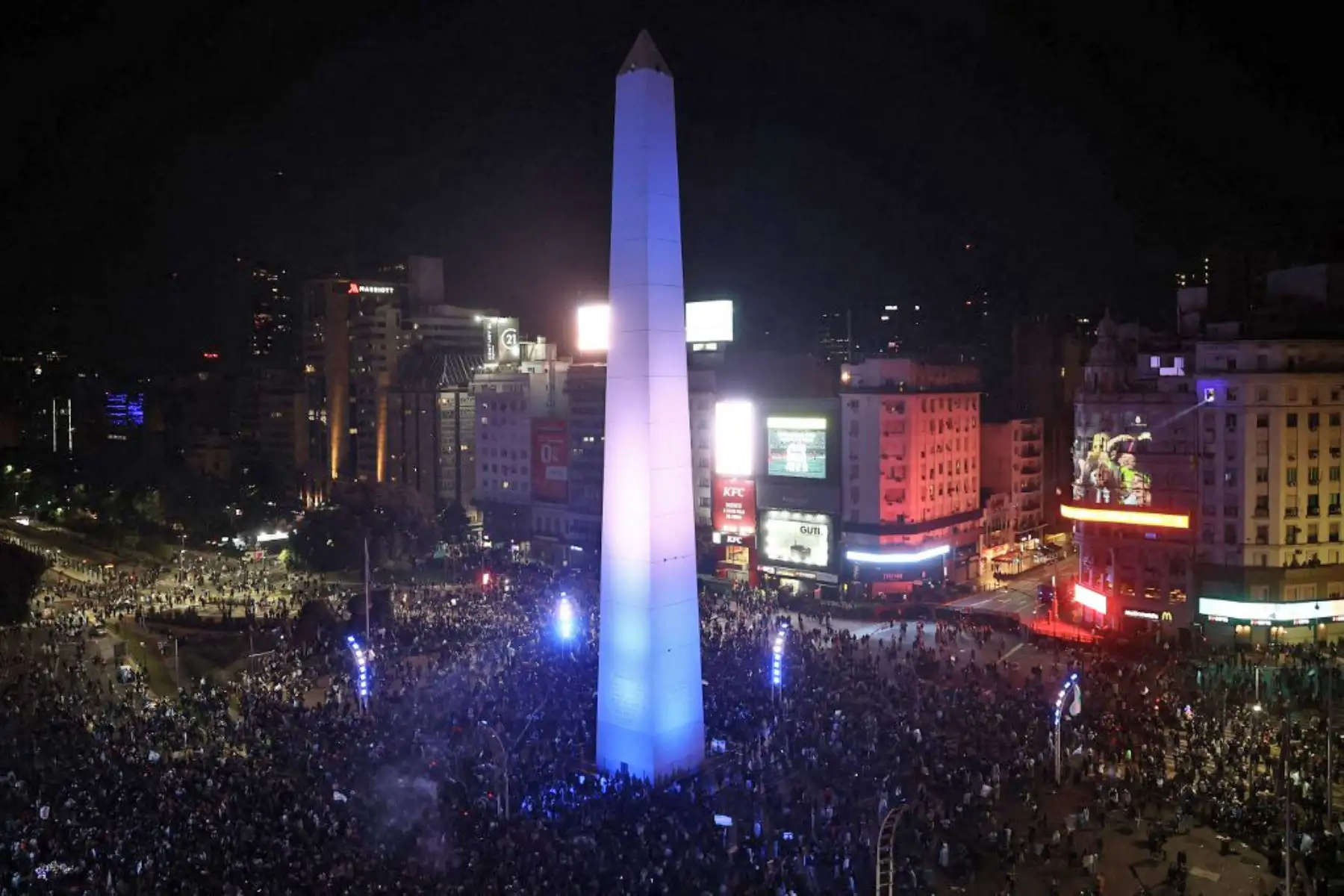 Miles de argentinos celebraron en torno al Obelisco en Buenos Aires la madrugada de este lunes la consagración de la selección de Lionel Messi como bicampeona de la Copa América al vencer 1-0 a Colombia, en una final electrizante definida en el alargue. Foto: AFP