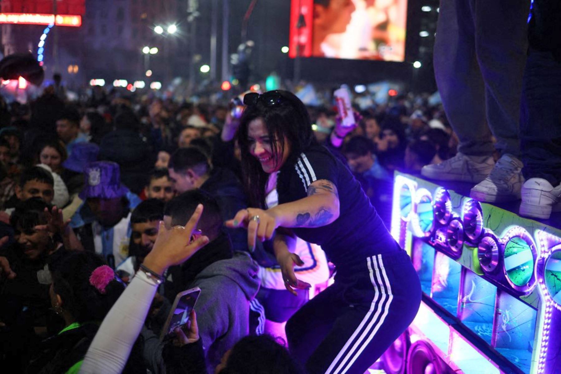 Al grito de "Dale campeón!" los fanáticos, muchos envueltos en banderas argentinas, desataron la fiesta pese a las bajas temperaturas del invierno austral, en los alrededores del emblema porteño, epicentro de los festejos en Buenos Aires. Foto: AFP