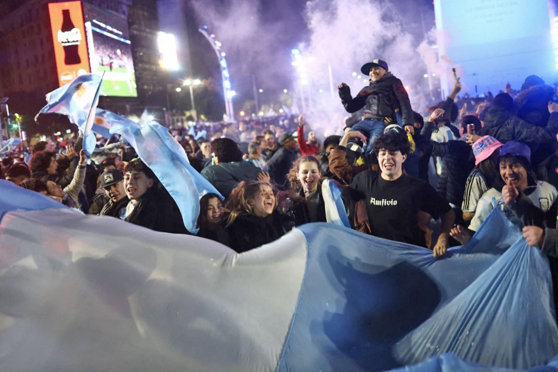 Al grito de "Dale campeón!" los fanáticos, muchos envueltos en banderas argentinas, desataron la fiesta pese a las bajas temperaturas del invierno austral, en los alrededores del emblema porteño, epicentro de los festejos en Buenos Aires. Foto: AFP