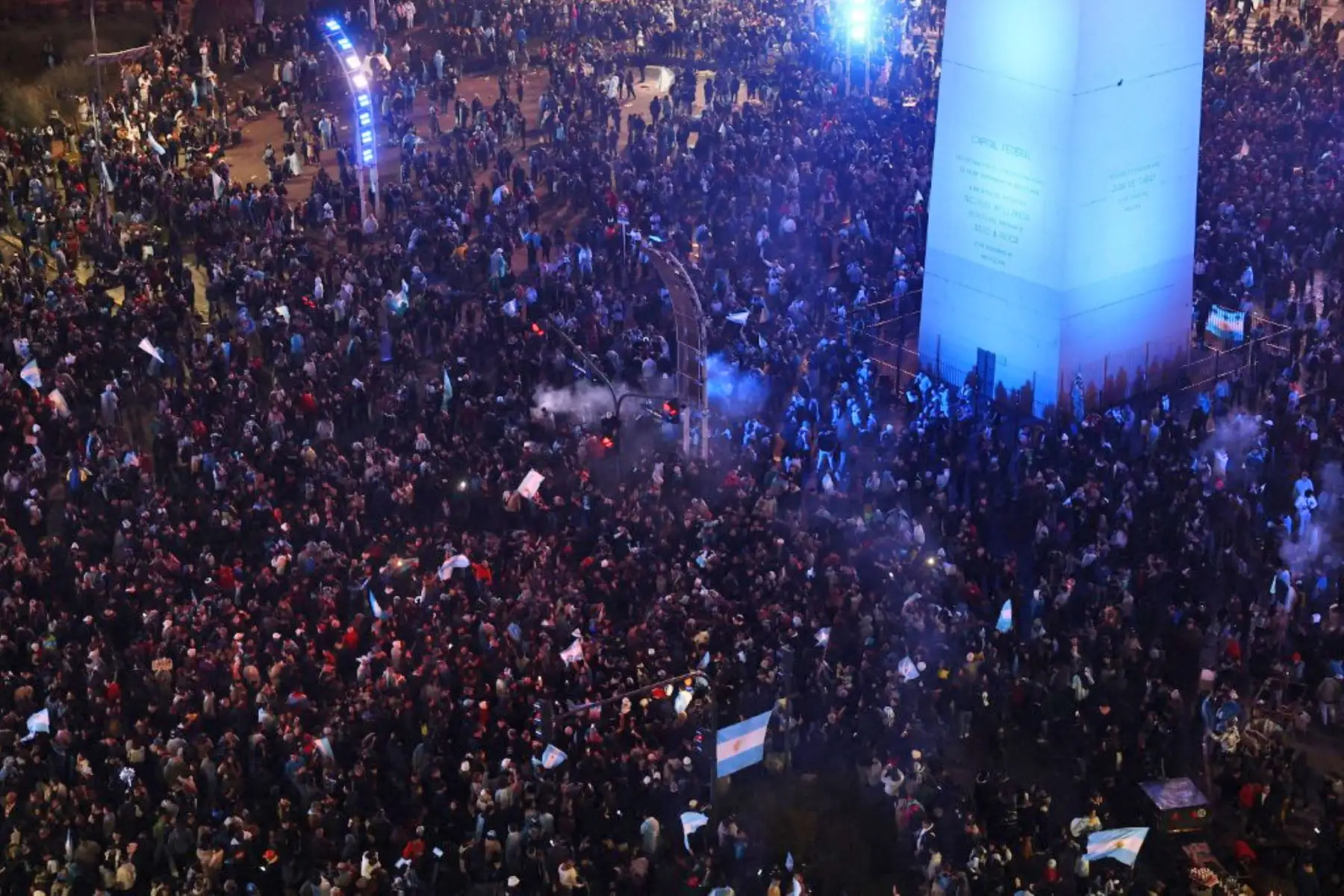La fiesta terminó en forma abrupta cuando tras más de cuatro horas de celebración la policía intervino con camiones lanza agua y efectivos de infantería para despejar las calles cuando aún había cientos de personas reunidas, lo que motivó corridas. Foto: AFP