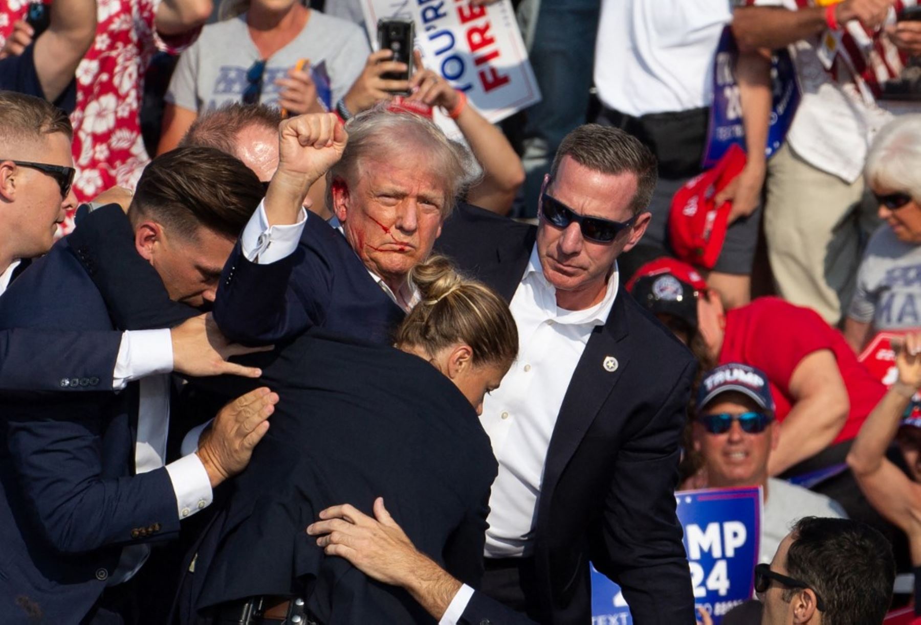 Expresidente Donald Trump es rodeado por agentes de seguridad tras disparos en Pensilvania. Foto: AFP