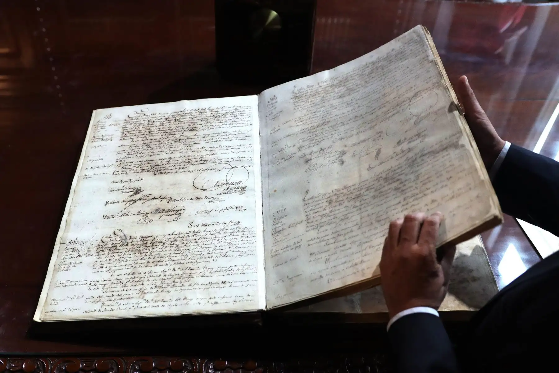 El 15 de julio de 1821 se inició la sesión en el cabildo de Lima. Luego de varios discursos, se presentó el acta de Independencia, firmada por los integrantes del cabildo, el alcalde, dos regidores y dos procuradores, además del arzobispo de Lima, el conde de la Vega del Ren, Javier de Luna Pizarro, José de la Riva-Agüero, entre otros 300 vecinos notables de Lima.
Foto: ANDINA / Lino Chipana.