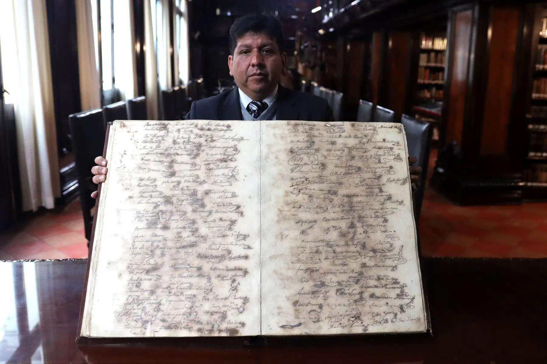 Este importante documento, que para muchos inicia nuestra República, se conserva en los archivos de la Municipalidad Metropolitana de Lima, entre los 30 000 libros que guarda.
Foto: ANDINA / Lino Chipana.