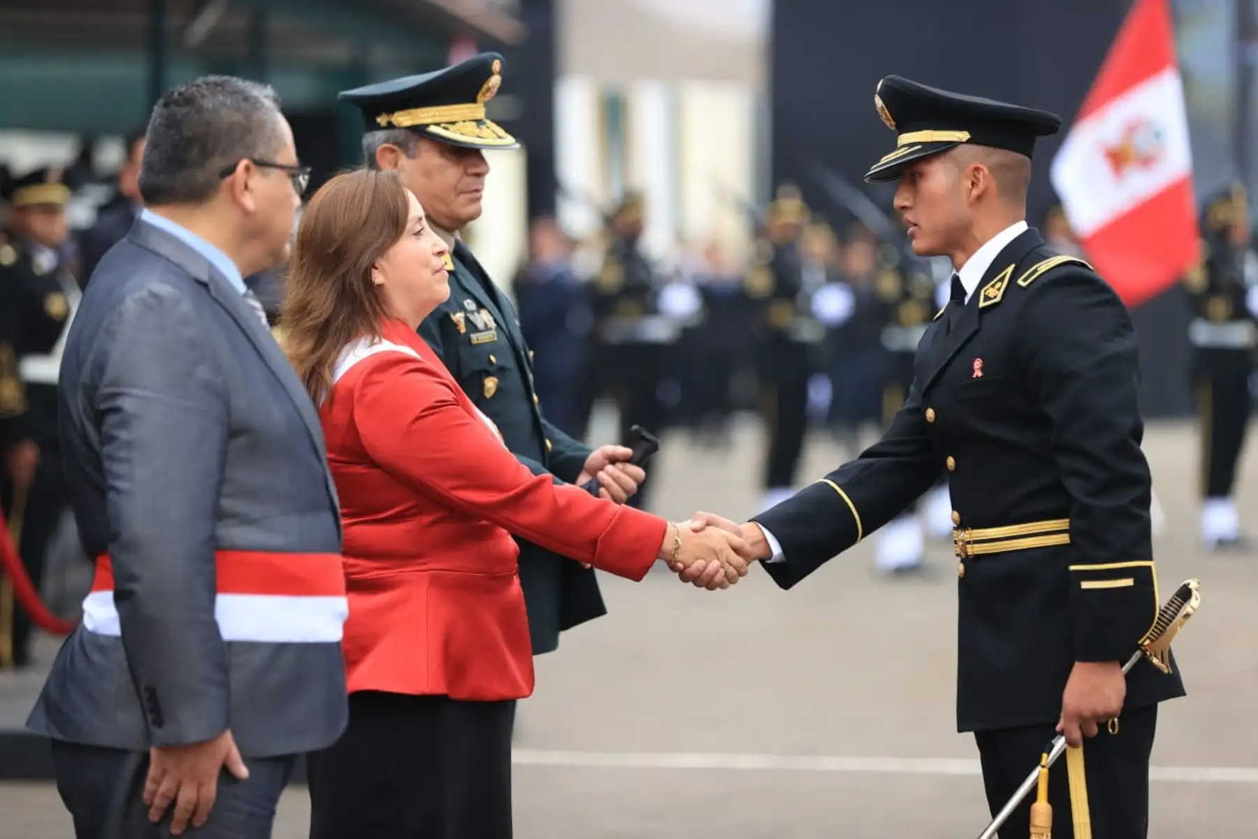 La presidenta Dina Boluarte participa en ceremonia de graduación extraordinaria de alféreces de la Escuela de Oficiales de la Policía Nacional del Perú, Promoción “Perseverancia”. Foto: ANDINA/Prensa Presidencia
