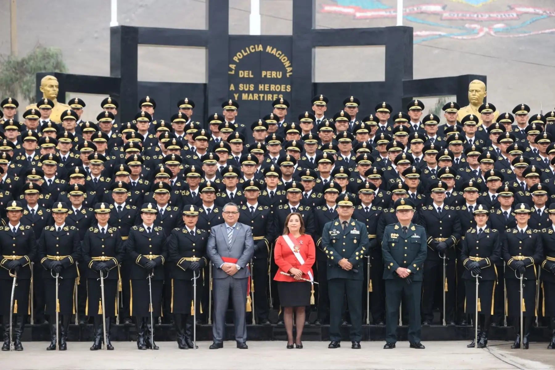 La presidenta Dina Boluarte participa en ceremonia de graduación extraordinaria de alféreces de la Escuela de Oficiales de la Policía Nacional del Perú, Promoción “Perseverancia”. Foto: ANDINA/Prensa Presidencia