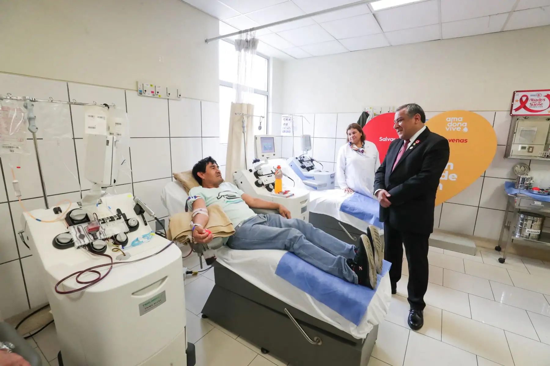 El jefe de Gabinete Ministerial Gustavo Adrianzén, visitó a pacientes del Instituto Nacional de Salud del Niño de San Borja (INS-SB). Foto: PCM