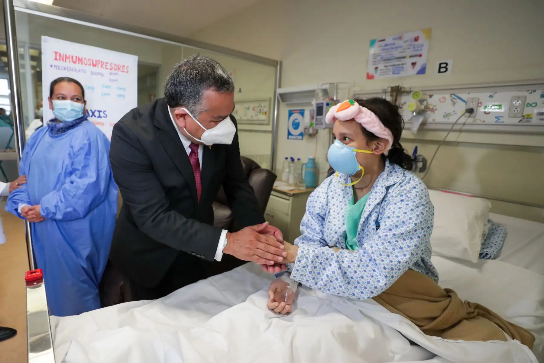 El jefe de Gabinete Ministerial Gustavo Adrianzén, visitó a pacientes del Instituto Nacional de Salud del Niño de San Borja (INS-SB). Foto: PCM
