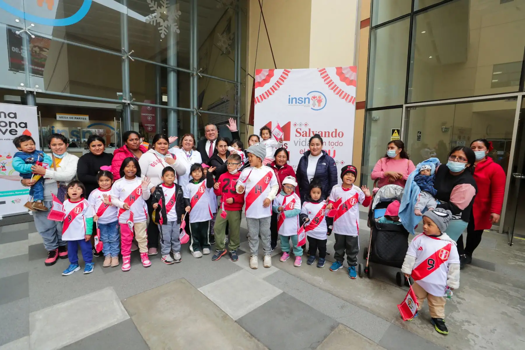 El jefe de Gabinete Ministerial Gustavo Adrianzén, visitó a pacientes del Instituto Nacional de Salud del Niño de San Borja (INS-SB). Foto: PCM