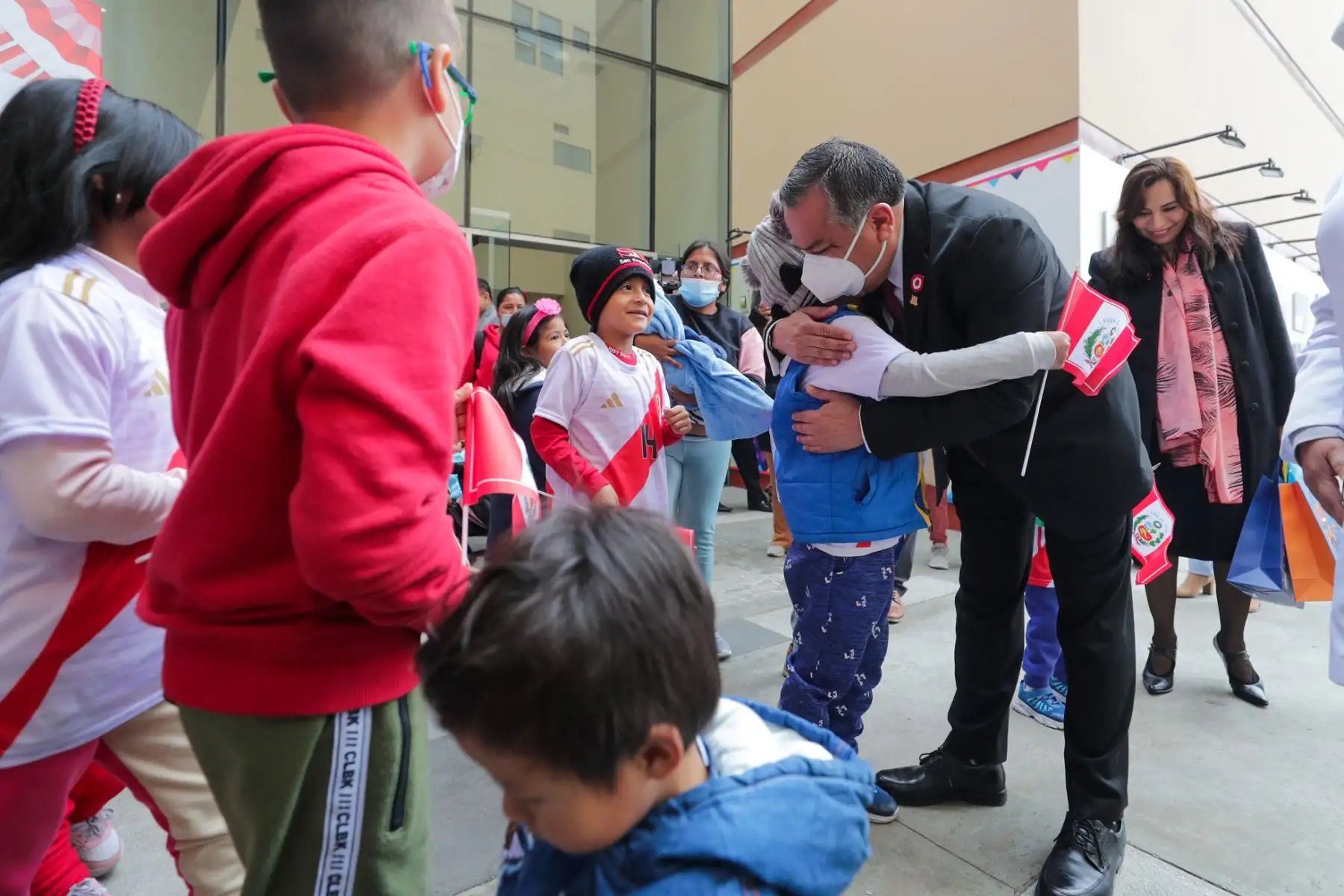 El jefe de Gabinete Ministerial Gustavo Adrianzén, visitó a pacientes del Instituto Nacional de Salud del Niño de San Borja (INS-SB). Foto: PCM