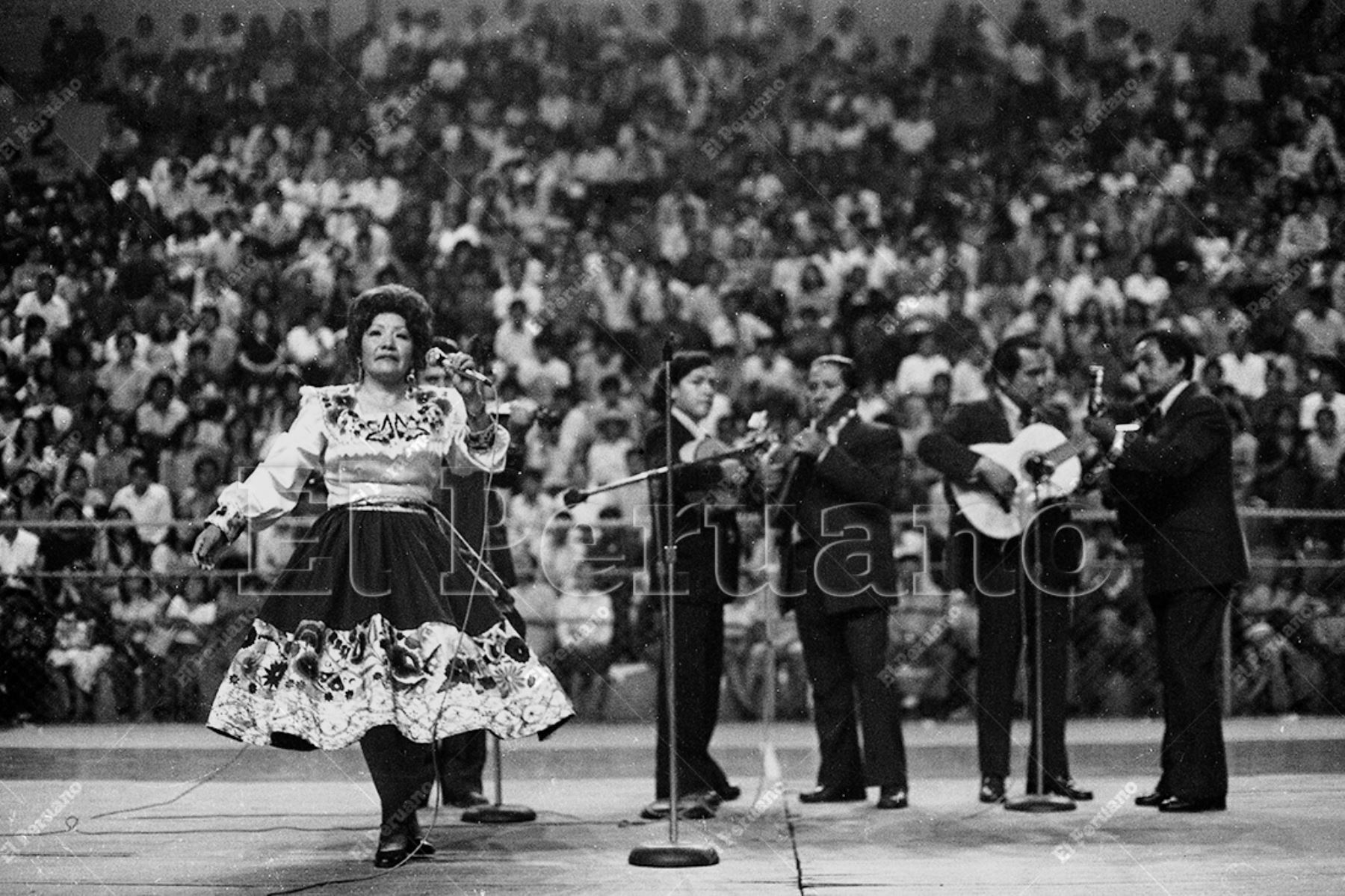 Lima - 19 diciembre 1976 / Cantante folclórica María Alvarado Trujillo, "Pastorita Huaracina", en concierto en el Coliseo del Puente del Ejército. Foto: Archivo Histórico de El Peruano / Virgilio Molero