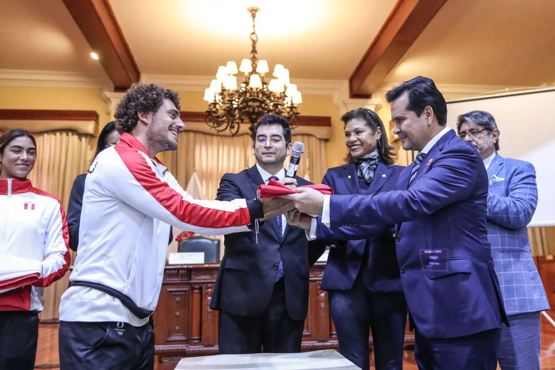 Federico Tong, presidente del Instituto Peruano del Deporte, entrega bandera peruana al surfista Alonso Correa. Foto: ANDINA/ Connie Calderon
