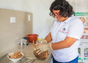 Tracy Ocola y sus socias Clelia y Ruth, naturales de Junín, impulsan un innovador emprendimiento que fabrica envases sostenibles a base de cáscara de coco y bambú. ANDINA/Difusión