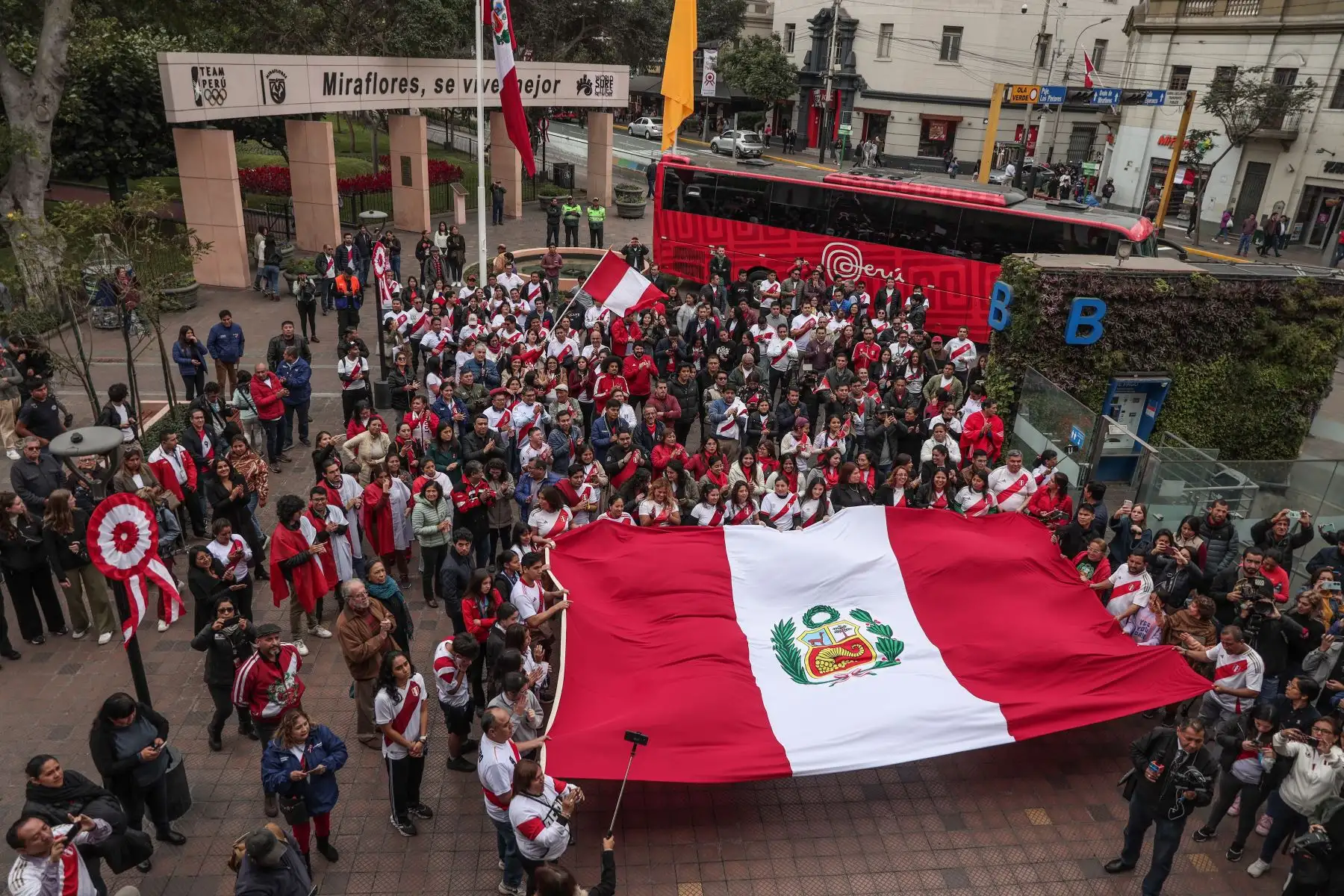 Simpatizantes despiden con cantos y barras a los deportistas clasificados a París 2024. Foto: ANDINA/ Connie Calderon