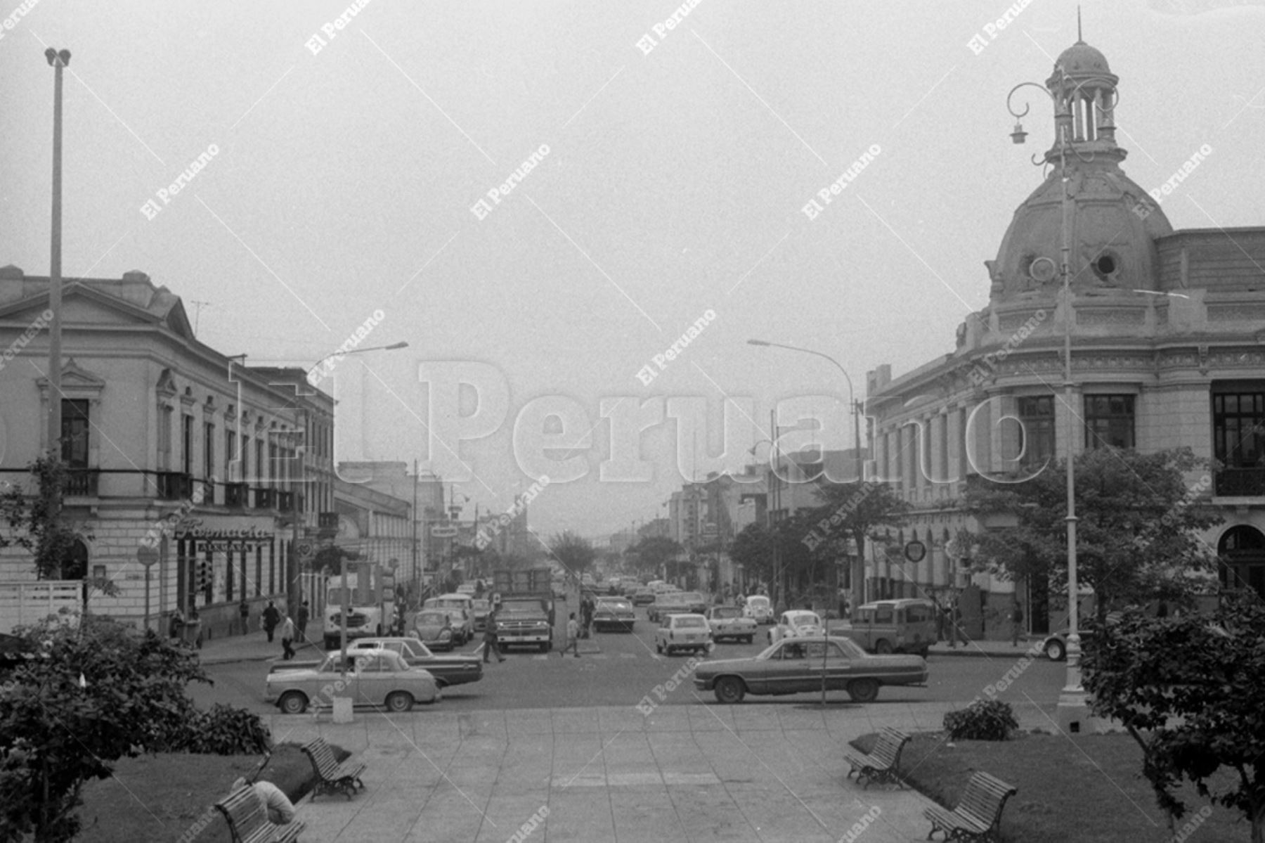 Lima  - 12 julio 1977 / Vista de la avenida Arica en el distrito de Breña. Foto: Archivo Histórico de El Peruano / Américo Alburquerque