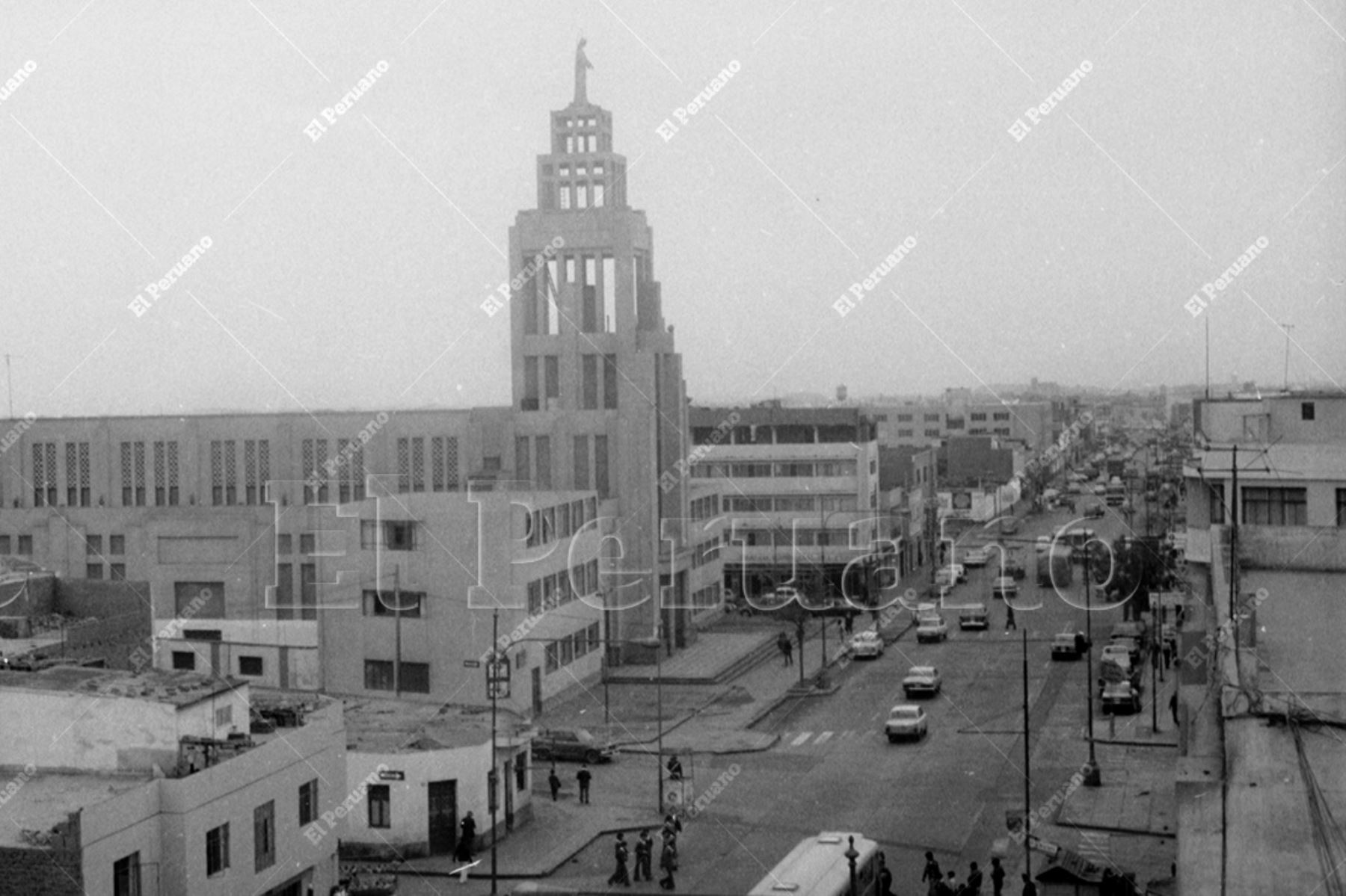 Lima  - 12 julio 1977 / Vista de la avenida Venezuela y de la Iglesia de Nuestra Señora de los Desamparados en Breña. Foto: Archivo Histórico de El Peruano / Américo Alburquerque