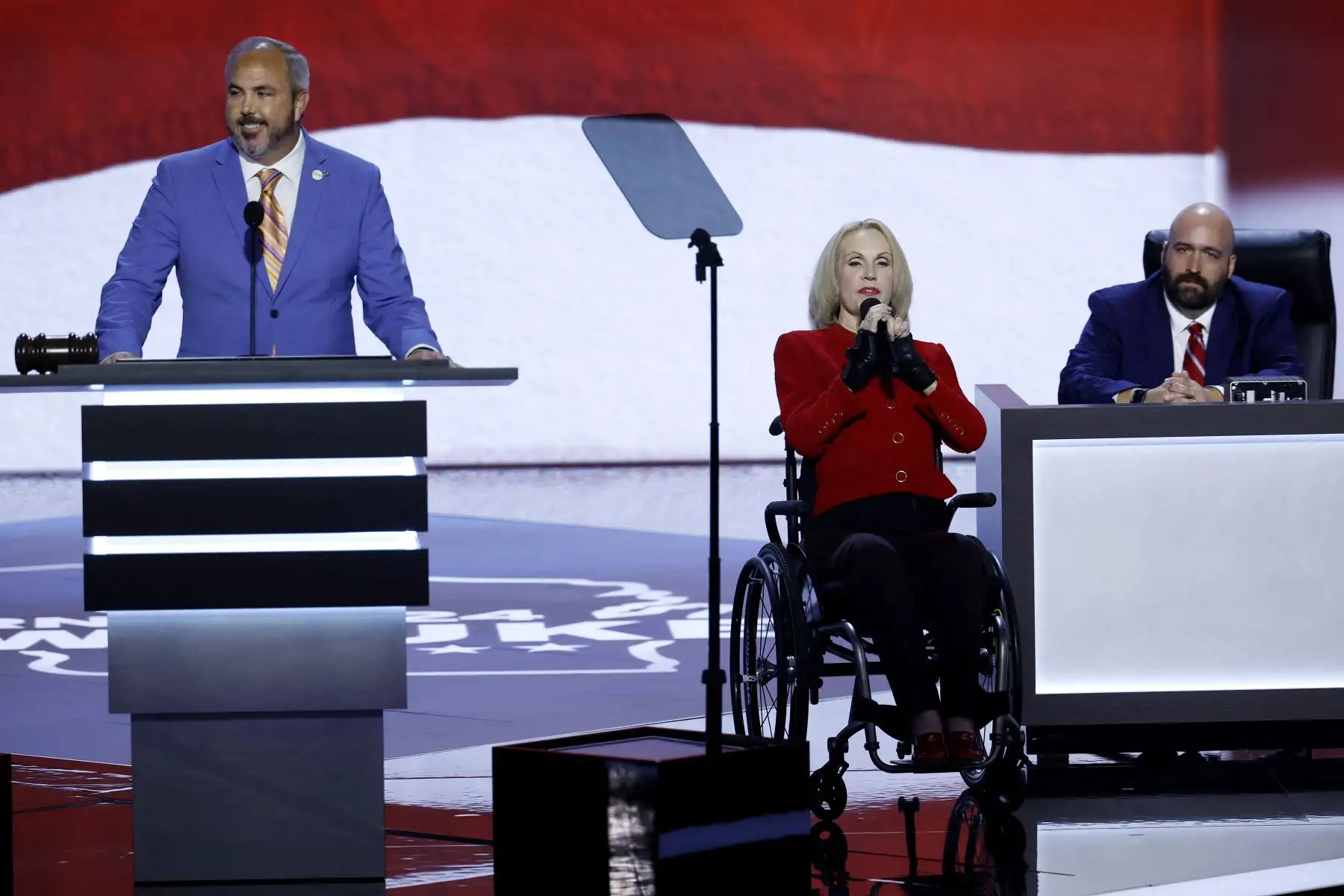 El presidente del Comité de Credenciales, Joe Gruthers, habla mientras la copresidenta del Comité de Credenciales, Jeanne Luckey, observa el primer día de la Convención Nacional Republicana en el Foro Fiserv  en Milwaukee, Wisconsin. 
Foto: AFP