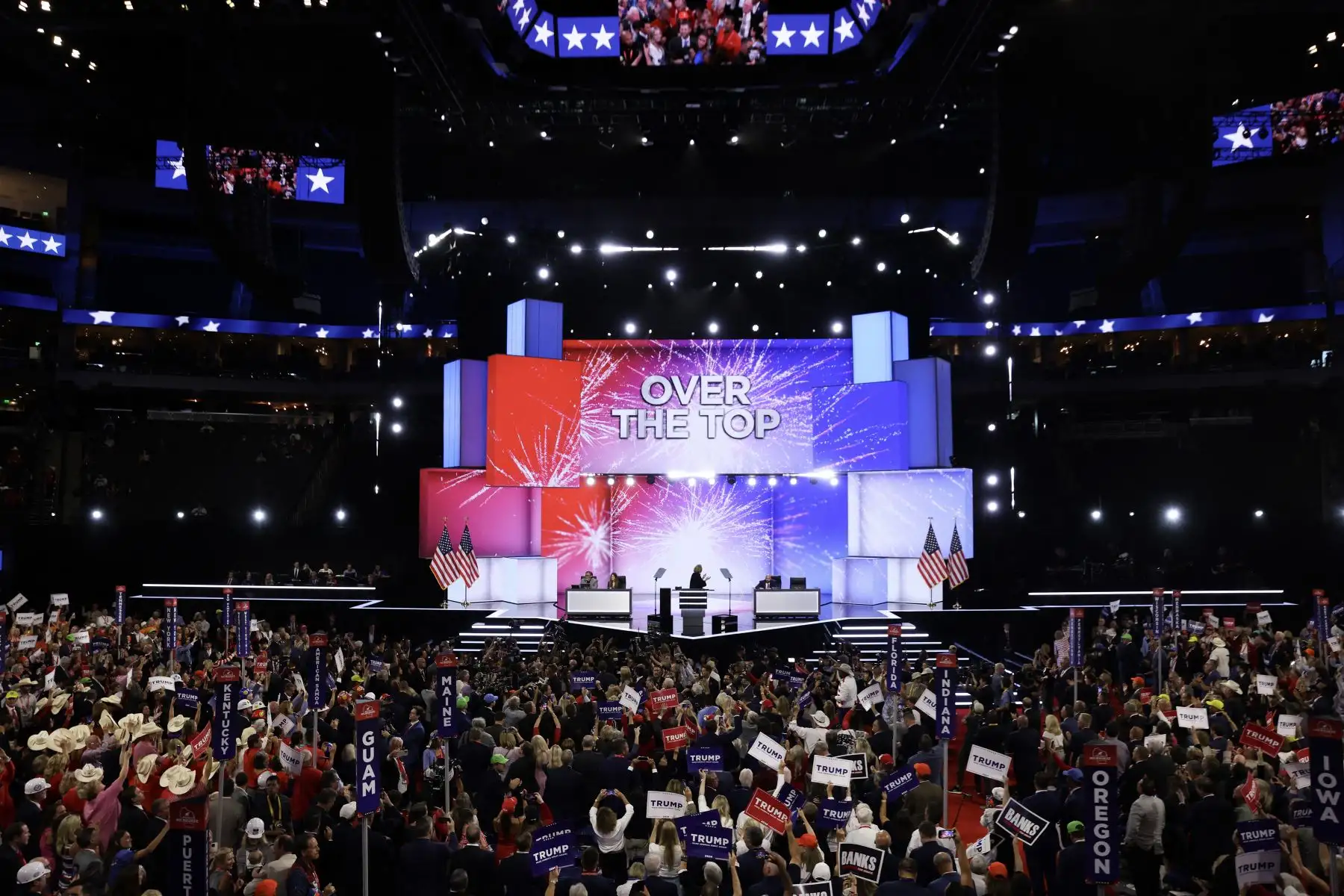 La secretaria de la Convención, Vicki Drummond, aparece en el escenario después de que el candidato presidencial republicano, el ex presidente estadounidense Donald Trump, recibiera suficientes votos en el primer día de la Convención Nacional Republicana en el Foro Fiserv.
Foto: AFP