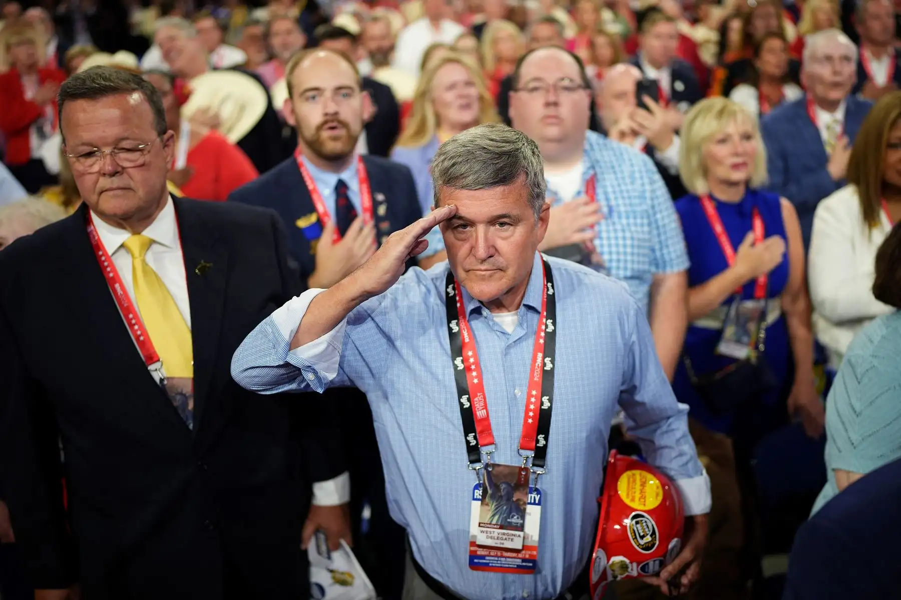 Un asistente saluda el primer día de la Convención Nacional Republicana en el Foro Fiserv  en Milwaukee, Wisconsin.
Foto: AFP