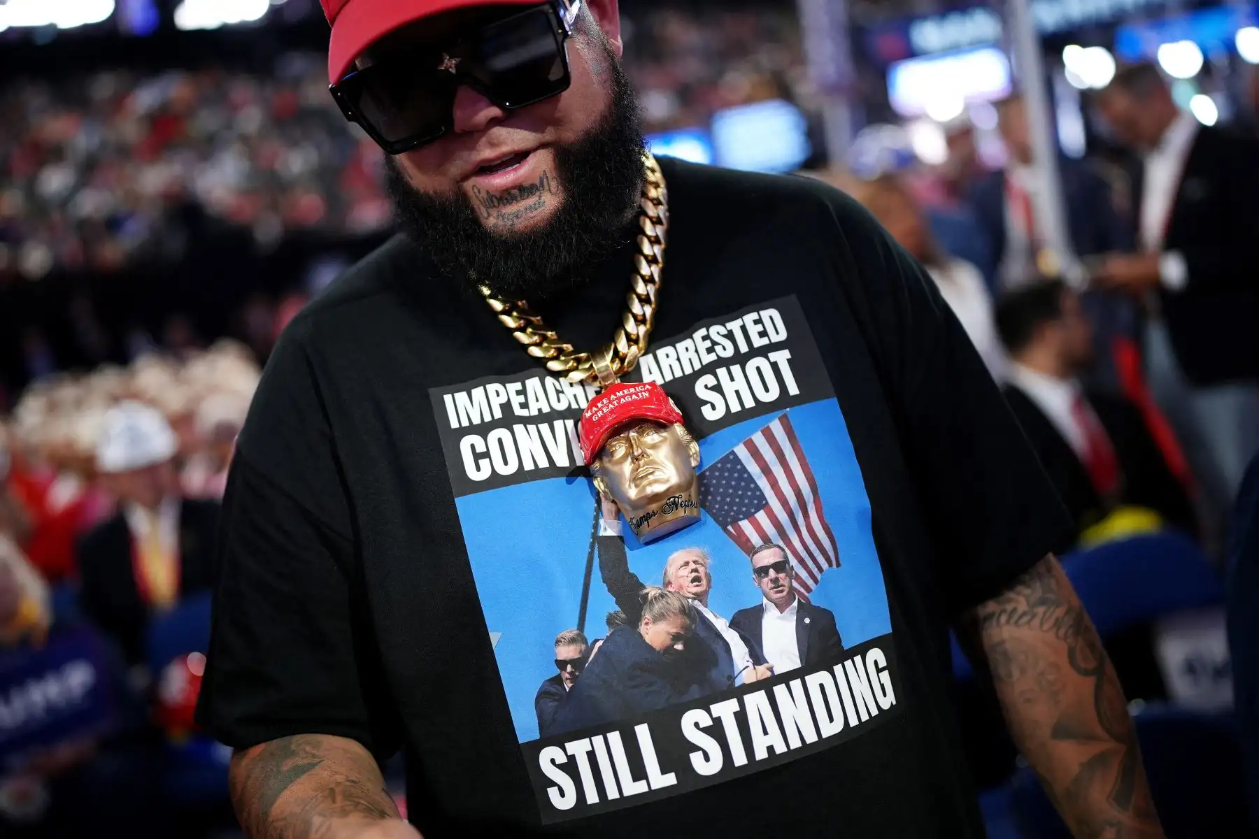 El rapero Forgiato Blow asiste al primer día de la Convención Nacional Republicana en el Fiserv Forum el en Milwaukee, Wisconsin. 
Foto: AFP