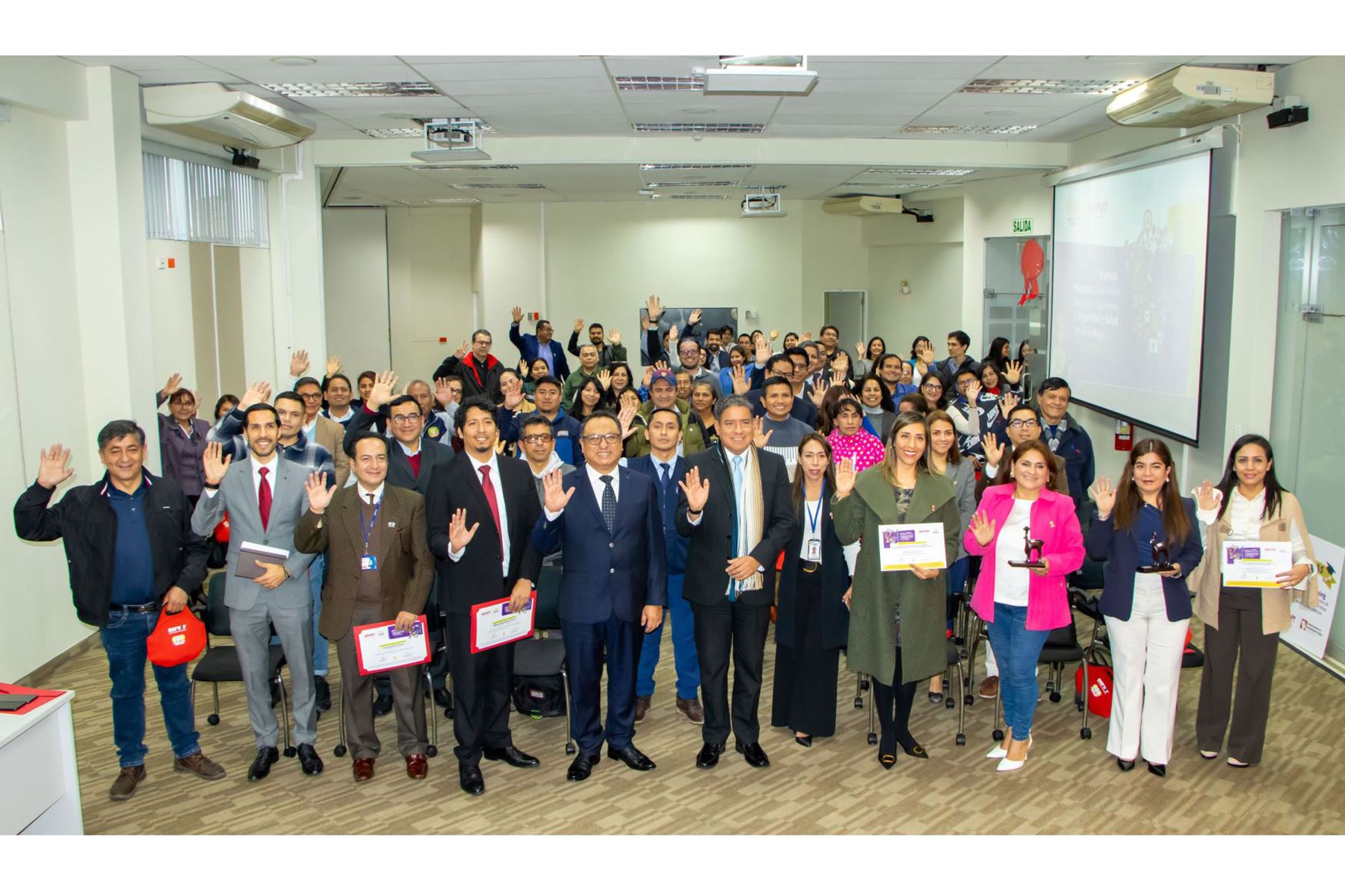 Durante el “Encuentro de buenas prácticas de los comités, subcomités y supervisores de seguridad y salud en el trabajo en las entidades públicas”, organizado por Servir, se realizaron las distinciones.