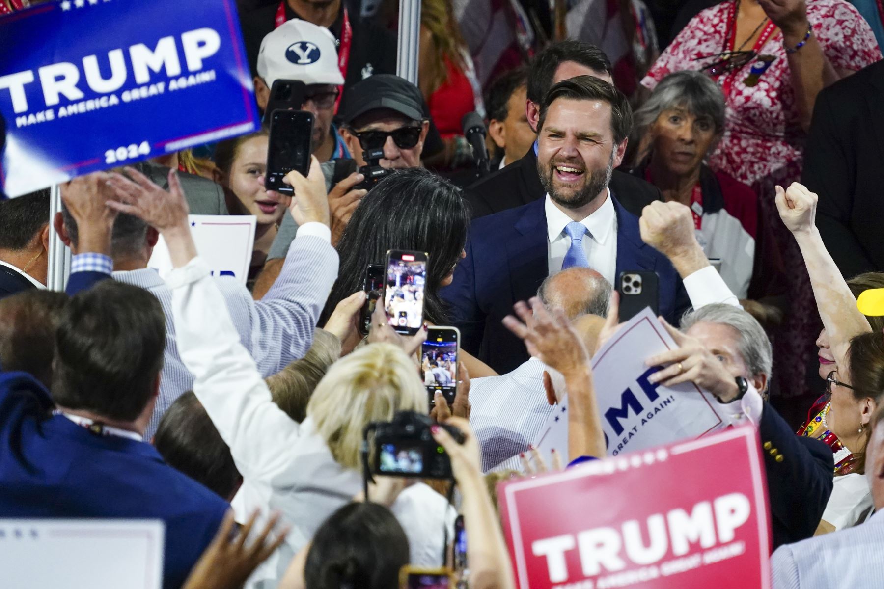 El Senador  de Ohio JD Vance  es presentado como candidato a vicepresidente durante la primera sesión de la Convención Nacional Republicana (RNC) en el Foro Fiserv en Milwaukee, Wisconsin, EE.UU.
Foto: EFE