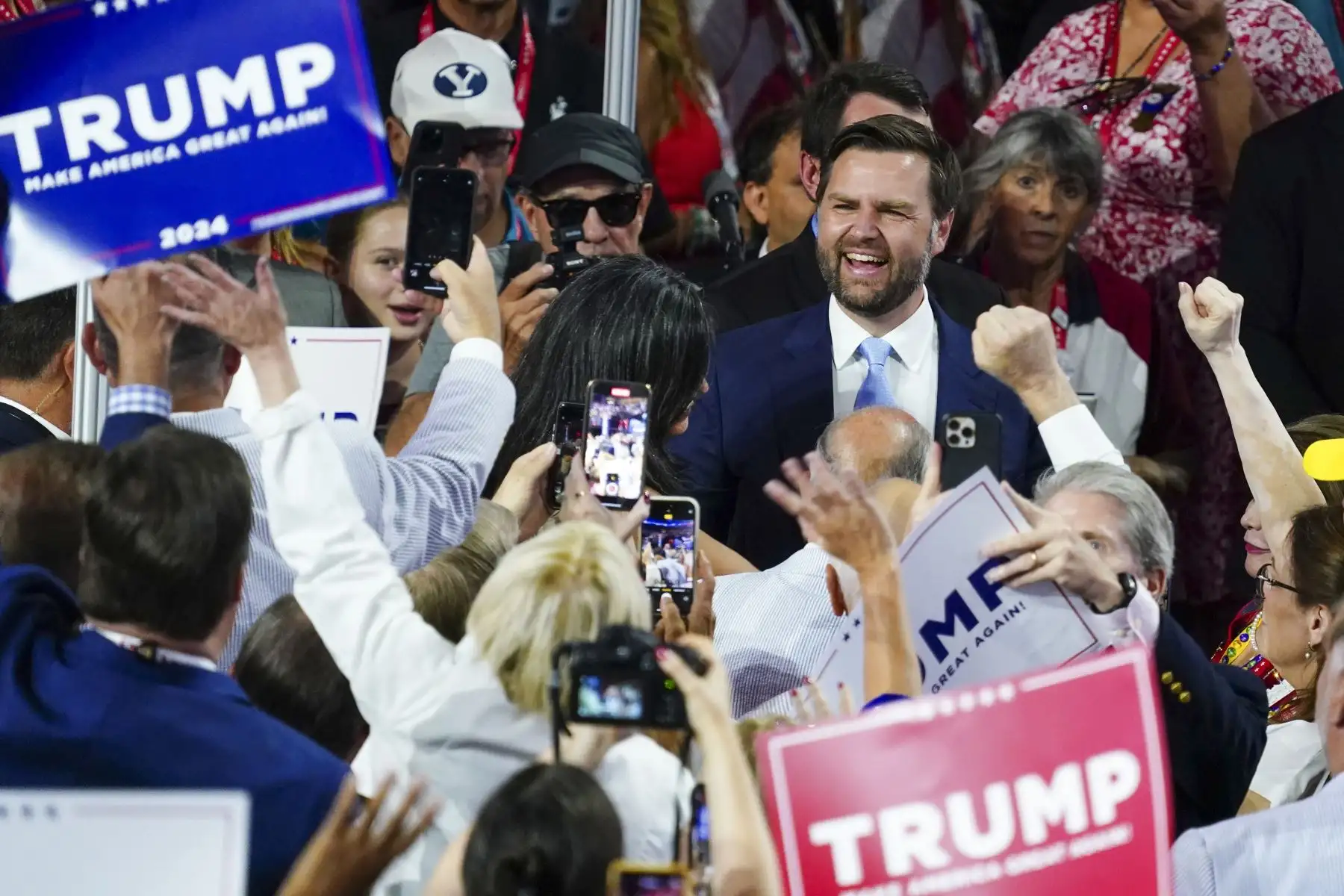 El Senador  de Ohio JD Vance  es presentado como candidato a vicepresidente durante la primera sesión de la Convención Nacional Republicana (RNC) en el Foro Fiserv en Milwaukee, Wisconsin, EE.UU.
Foto: EFE