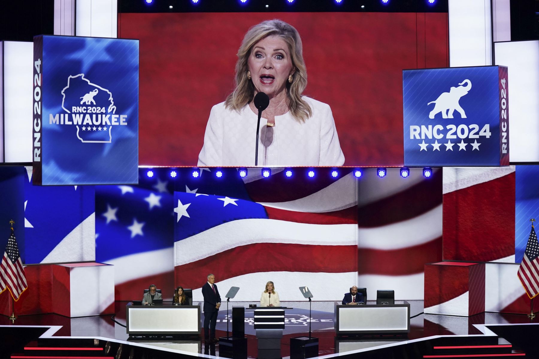 La presidenta del comité de plataforma oficial del partido del Comité Nacional Republicano, la Senadora Marsha Blackburn, pronuncia un discurso durante la primera sesión de la Convención Nacional Republicana (RNC) en el Foro Fiserv en Milwaukee, Wisconsin, EE.UU., 
Foto: AFP