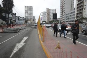 Instalación de graderías en algunos puntos de la avenida Brasil, donde se desarrollará en los próximos días la Gran Parada Cívico Militar por Fiestas Patrias. Fotos: ANDINA/Vidal Tarqui