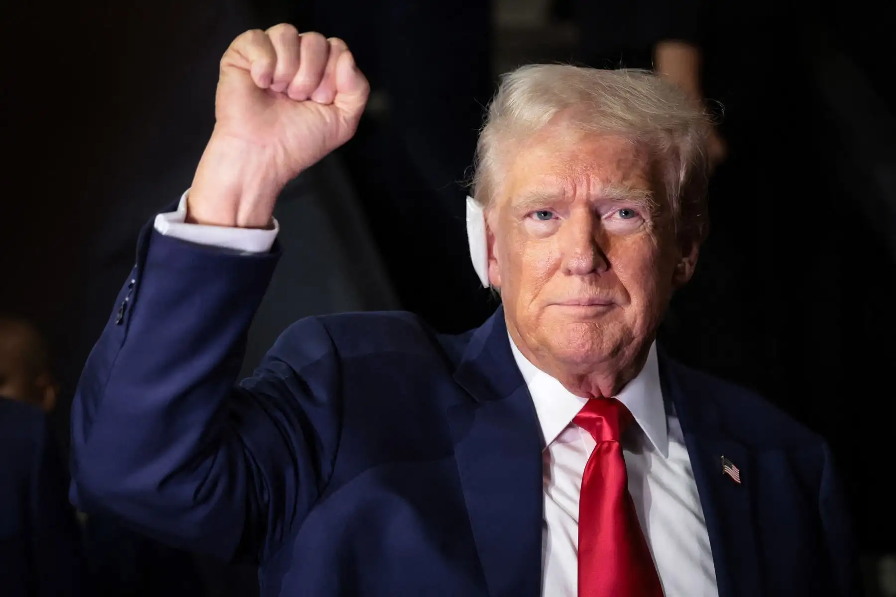 El candidato presidencial republicano, el ex presidente estadounidense Donald Trump, asiste al primer día de la Convención Nacional Republicana en el Foro Fiserv.
Foto: AFP