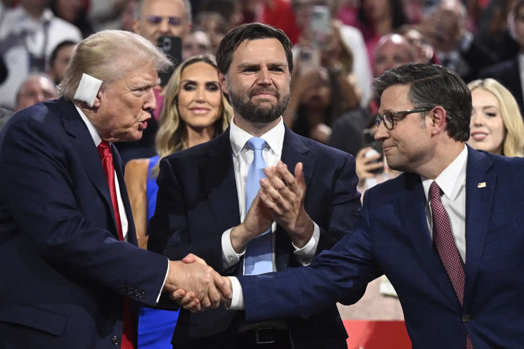 El candidato presidencial republicano, el ex presidente estadounidense Donald Trump, asiste al primer día de la Convención Nacional Republicana en el Foro Fiserv.
Foto: AFP