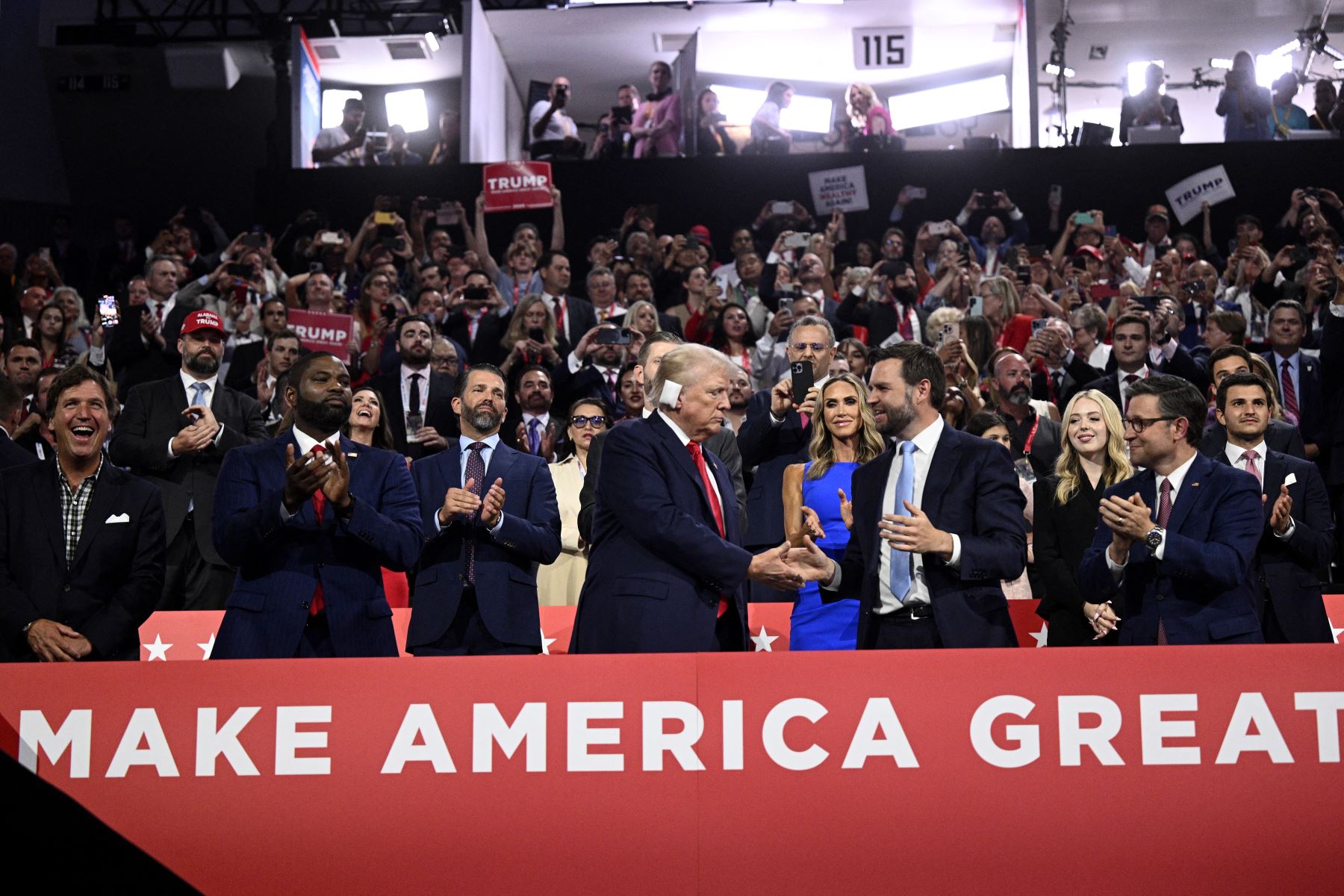 El candidato presidencial republicano, el ex presidente estadounidense Donald Trump, asiste al primer día de la Convención Nacional Republicana en el Foro Fiserv.
Foto: AFP